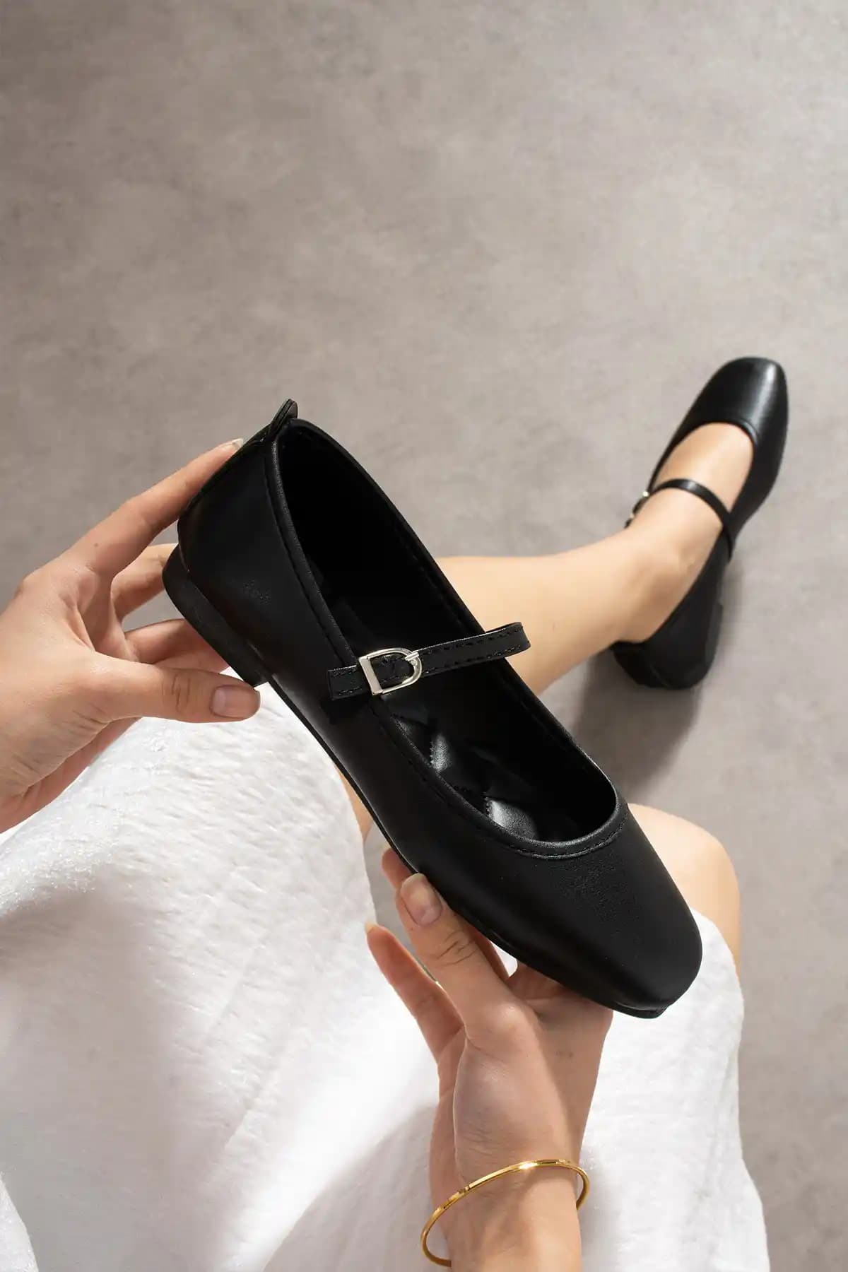 MUFUMA Siyah Deri Kadın Babet: Şıklık ve Konforu Bir Arada Sunan Tasarım