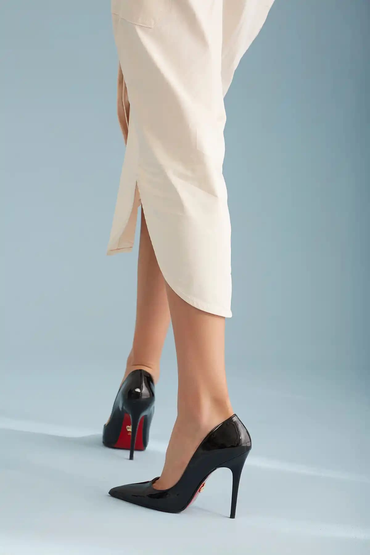 Nadja Siyah Rugan İnce Topuklu Stiletto: Şıklık ve Konforu Bir Arada Sunan Modern Tasarım