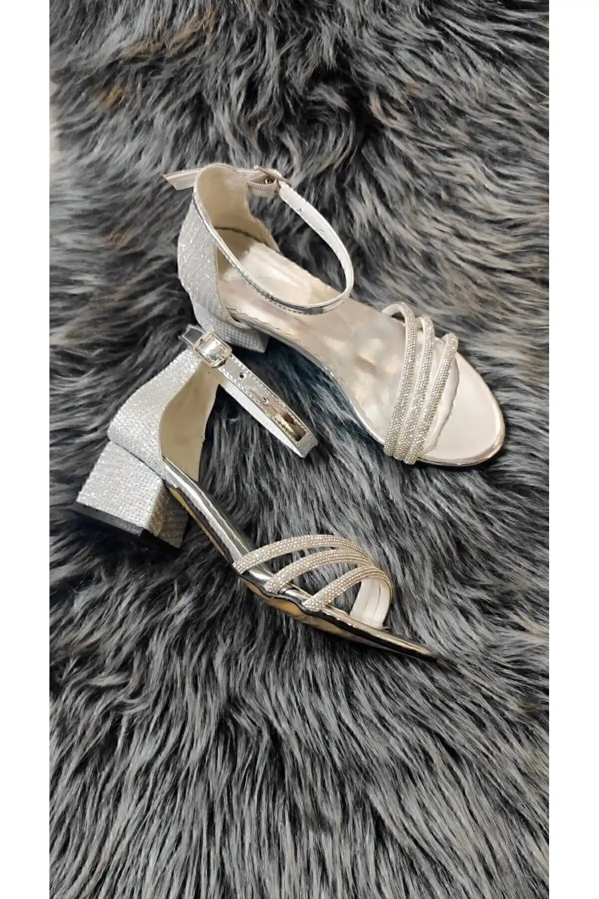 Rose Gümüş Kız Çocuk Üç Bant Taşlı Abiye Ayakkabısı Şıklık ve Konfor Sunan Tasarım