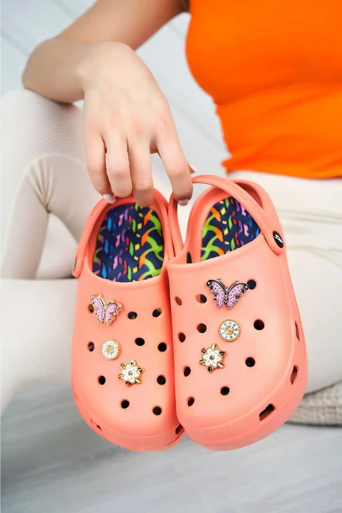 Sağlık Çalışanları İçin Konforlu ve Şık Hastane Terliği Tasarımı ve Özellikleri