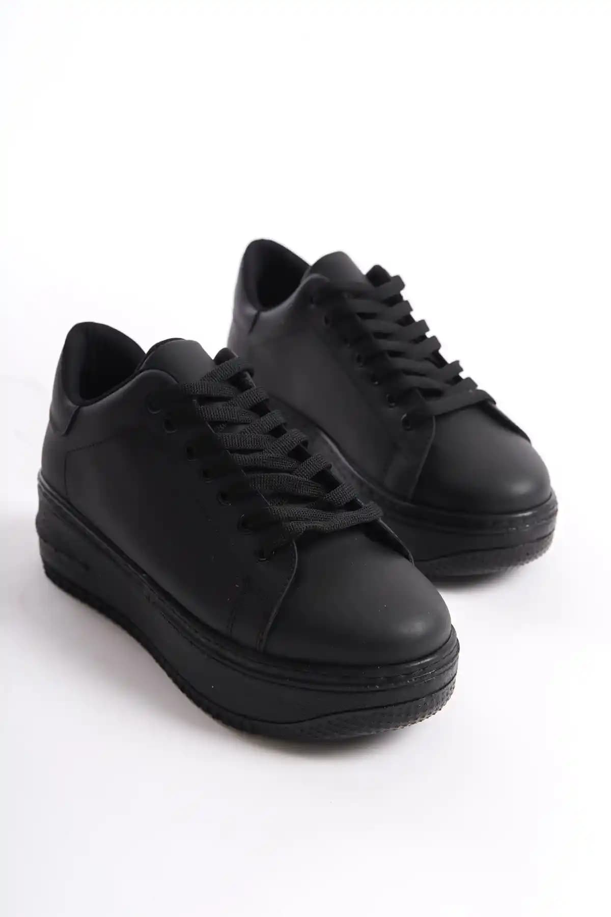 Sefayol Delit Siyah Mat Deri Kadın Spor Ayakkabısı Şıklık ve Konfor Sunan Tasarım