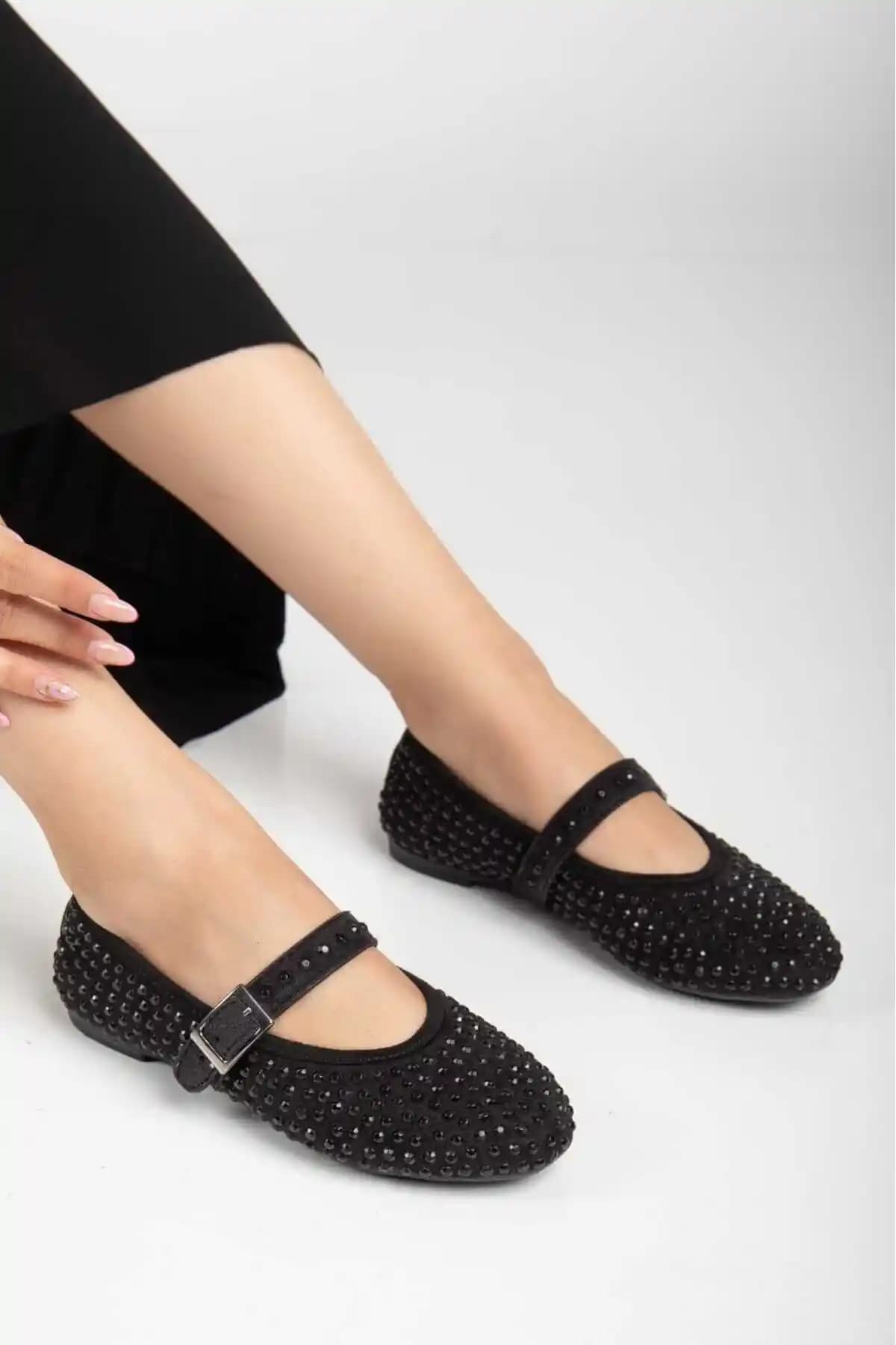 Selinshoes Caren Siyah Kadife Kumaş Kadın Babet: Şıklık ve Konforun Mükemmel Buluşması