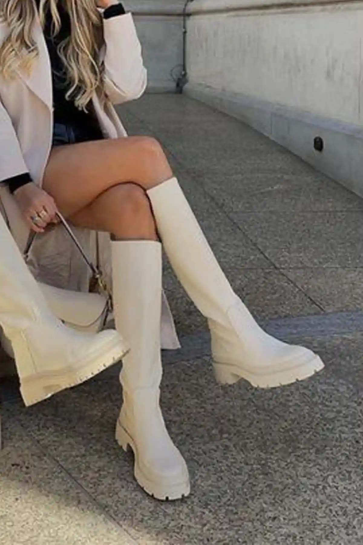 Shakrak Vanessa Ekru Kadın Çizme: Şıklık ve Konforu Bir Arada Sunan Modern Tasarım