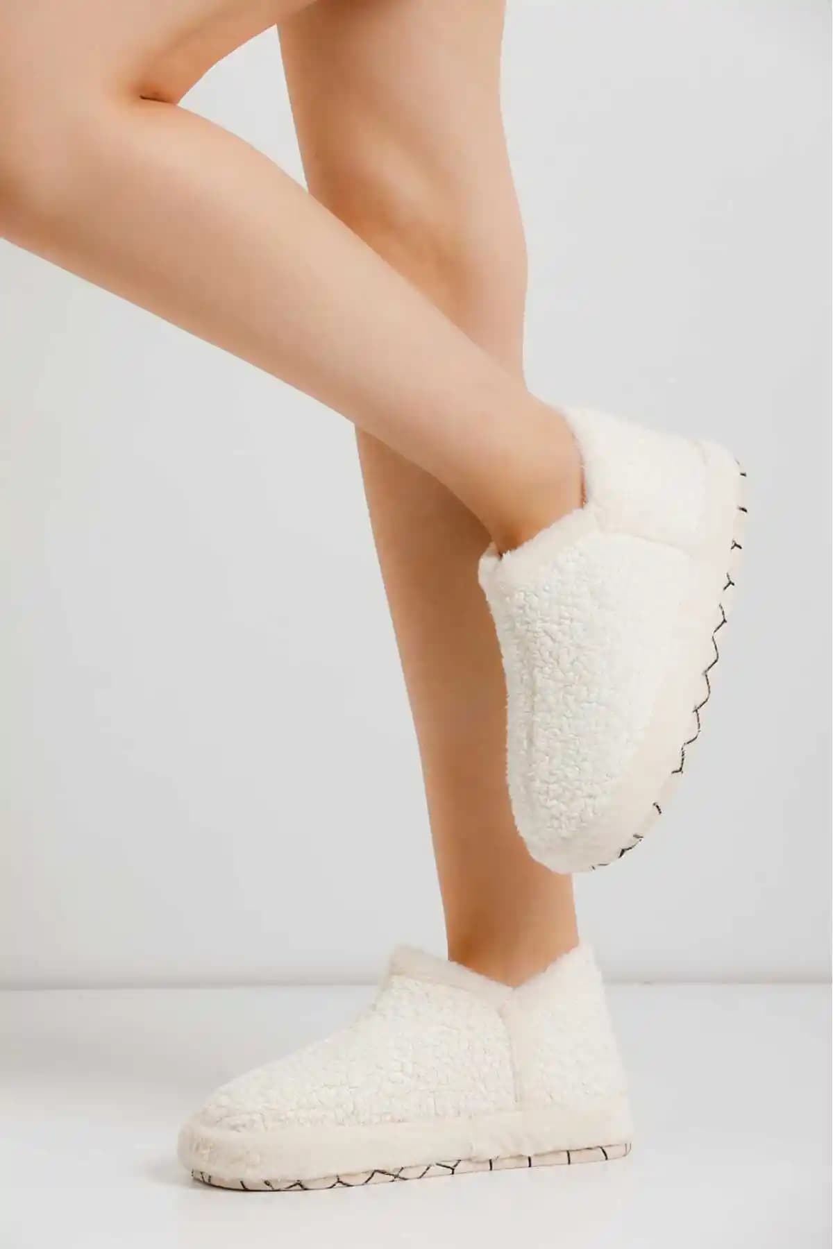 Slipcat Kadın Hafif Pofuduk Panduf: Şık ve Konforlu Ev Ayakkabısı Tasarımı