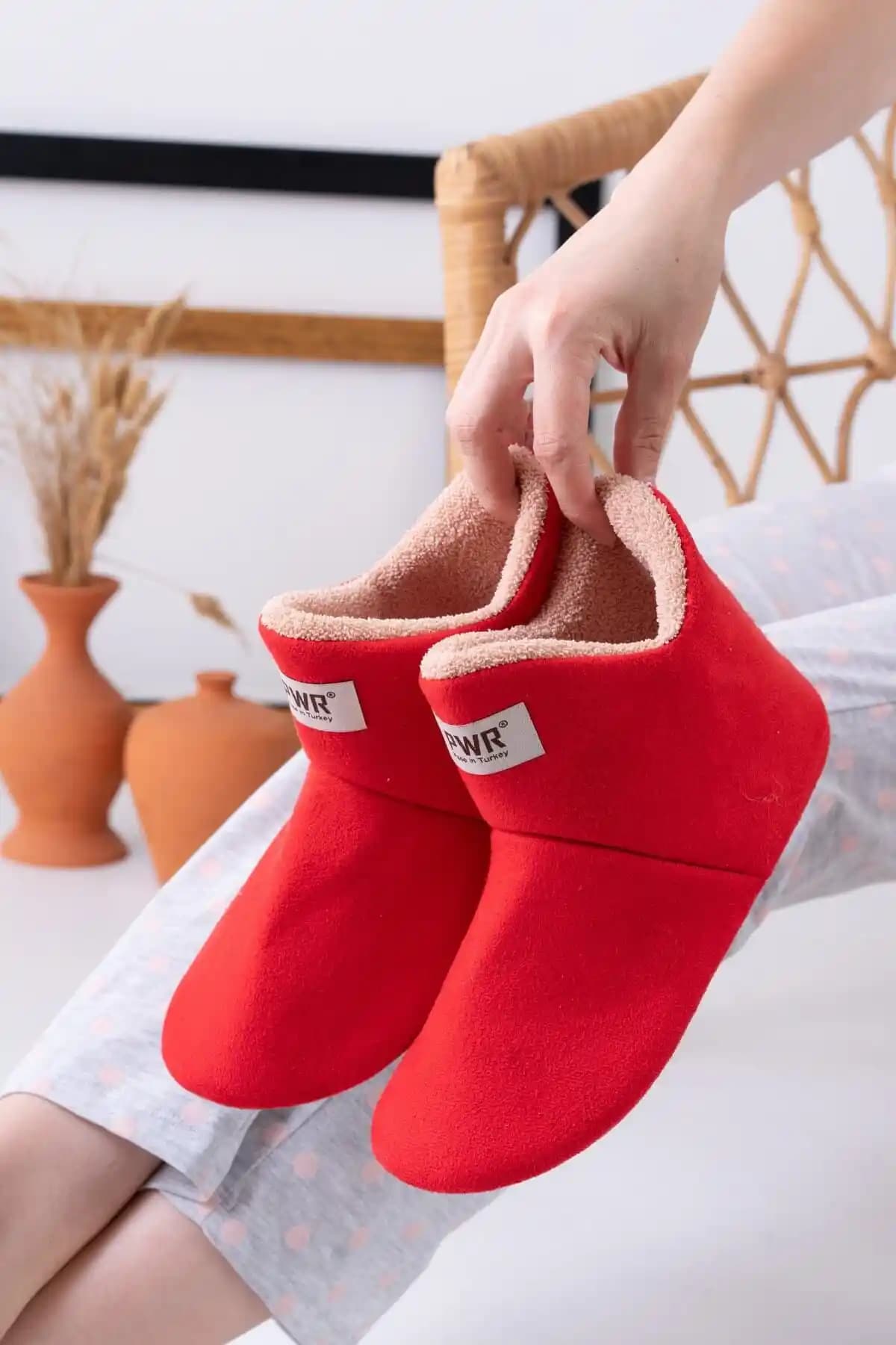 Slipcat Unisex Yünlü Ev Pandufu ve Ev Botu: Konfor ve Şıklığın Modern Buluşması