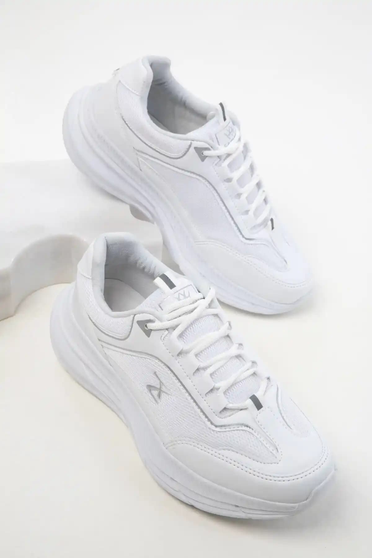 SOHO Beyaz Kadın Sneaker 20414: Şıklık ve Konforu Bir Arada Sunan Günlük Spor Ayakkabı