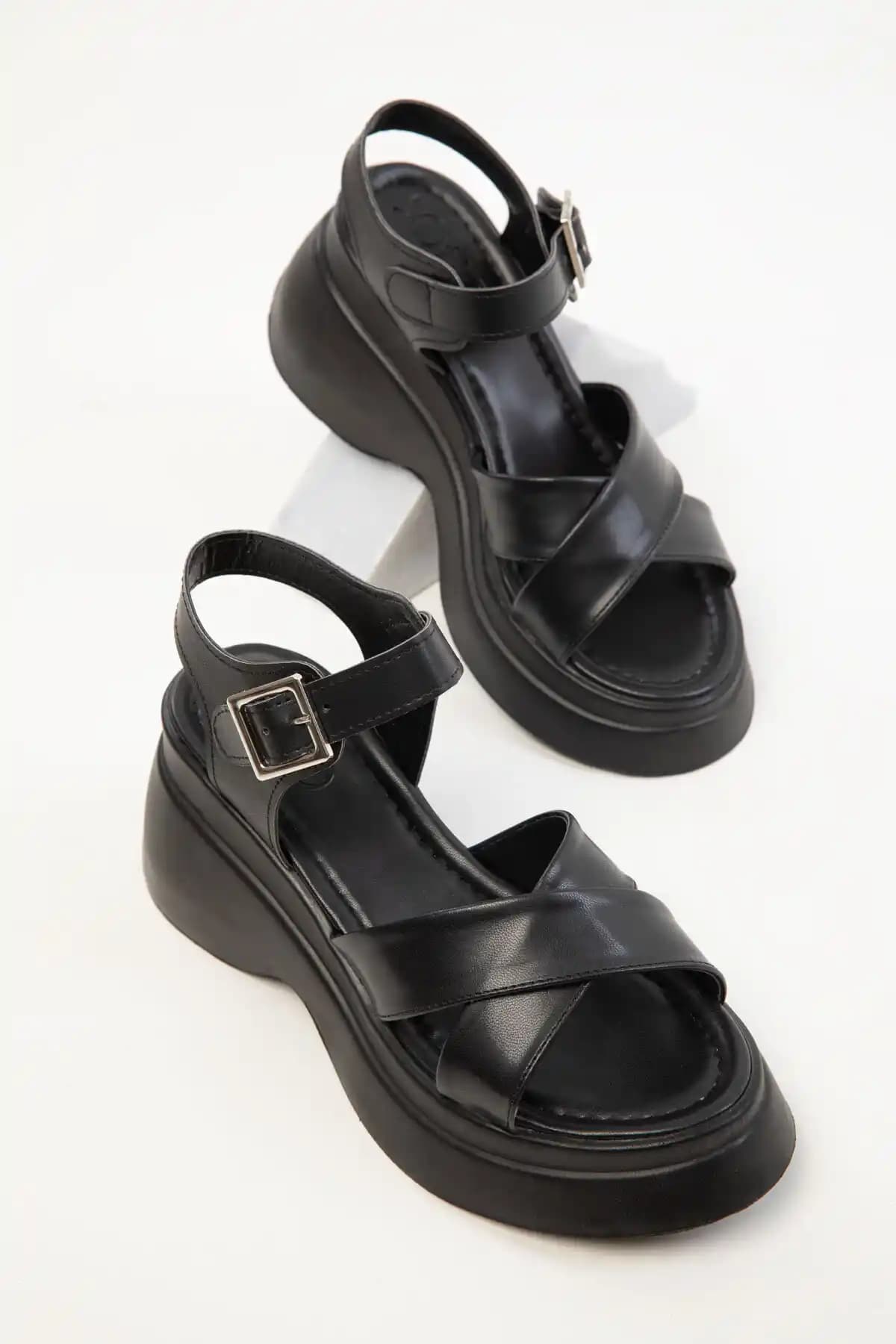 SOHO Siyah Kadın Sandalet 20380: Günlük Şıklık ve Konfor Sunan Orta Topuklu Ayakkabı