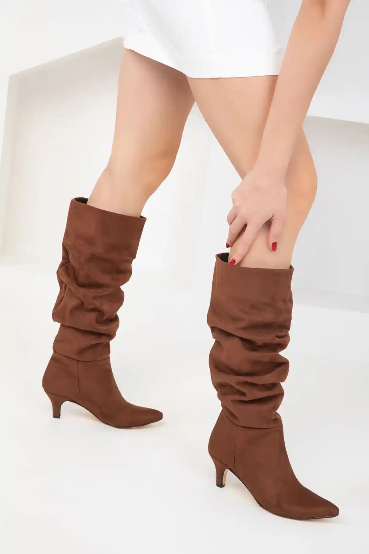 SOHO Taba Süet Kadın Çizme: Şıklık ve Konforu Bir Arada Sunan Modern Tasarım