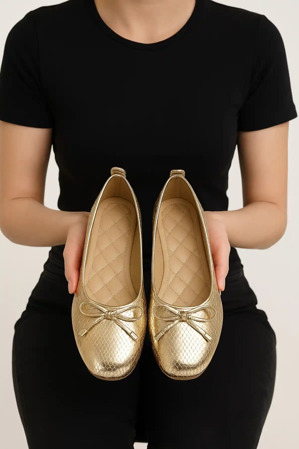 StWenn Yu<muş>ak Fiyonklu Kadın Babet: Şıklık ve Konforu Bir Arada Sunan Modern Tasarım