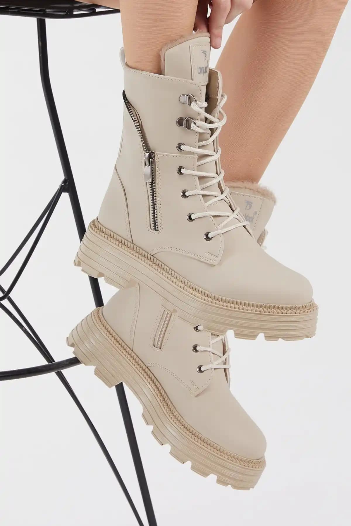 Tonny Black Kadın Bot: Şık ve Rahat Günlük Kullanım İçin Modern Tasarım