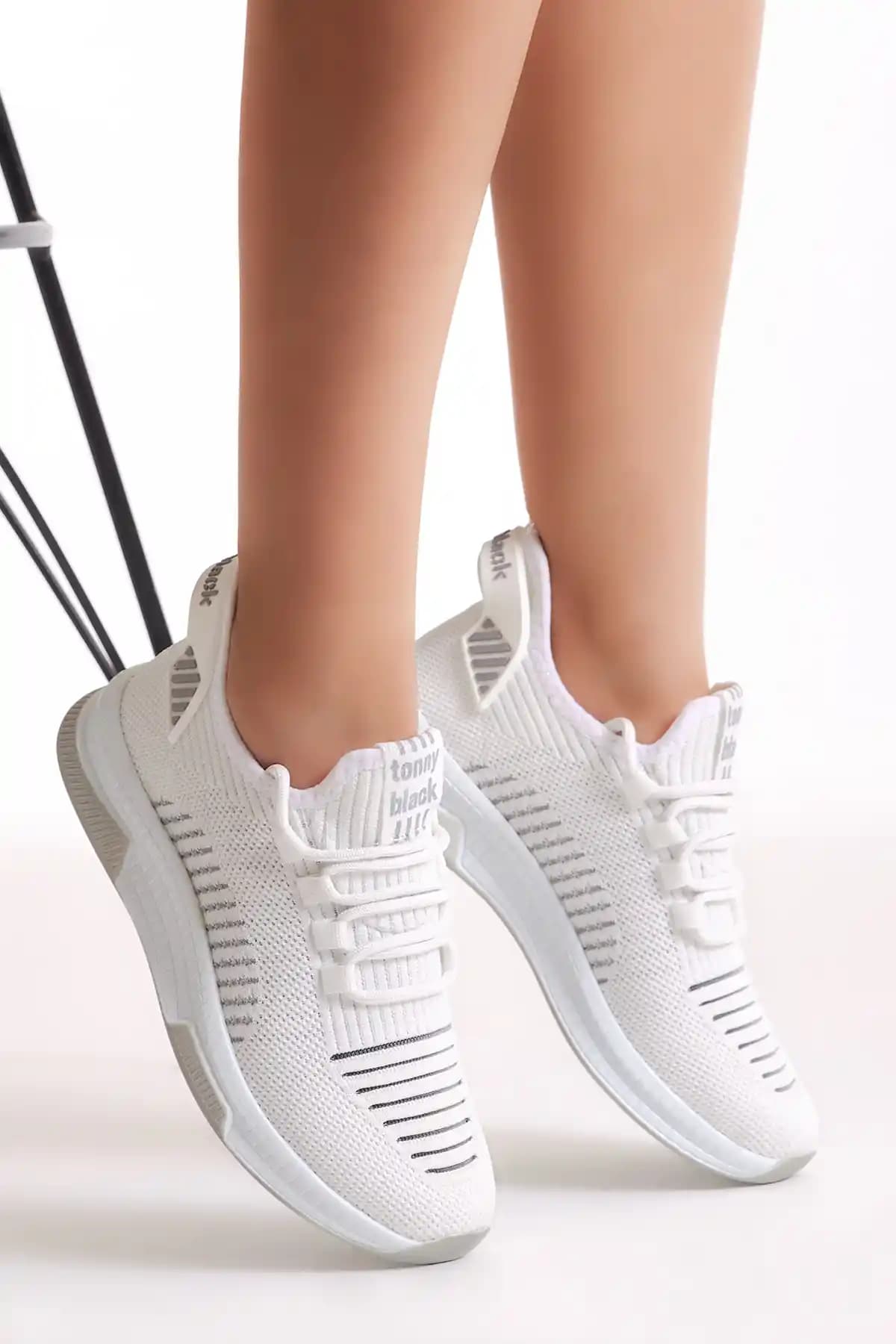 Tonny Black Unisex Beyaz Gri Spor Ayakkabı: Şıklık ve Konforu Bir Arada Sunar