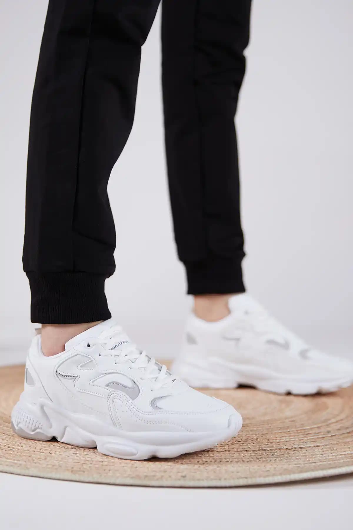 Tonny Black Unisex Beyaz Spor Ayakkabı TB251: Şıklık ve Konforu Bir Arada Sunan Günlük Kullanım Modeli