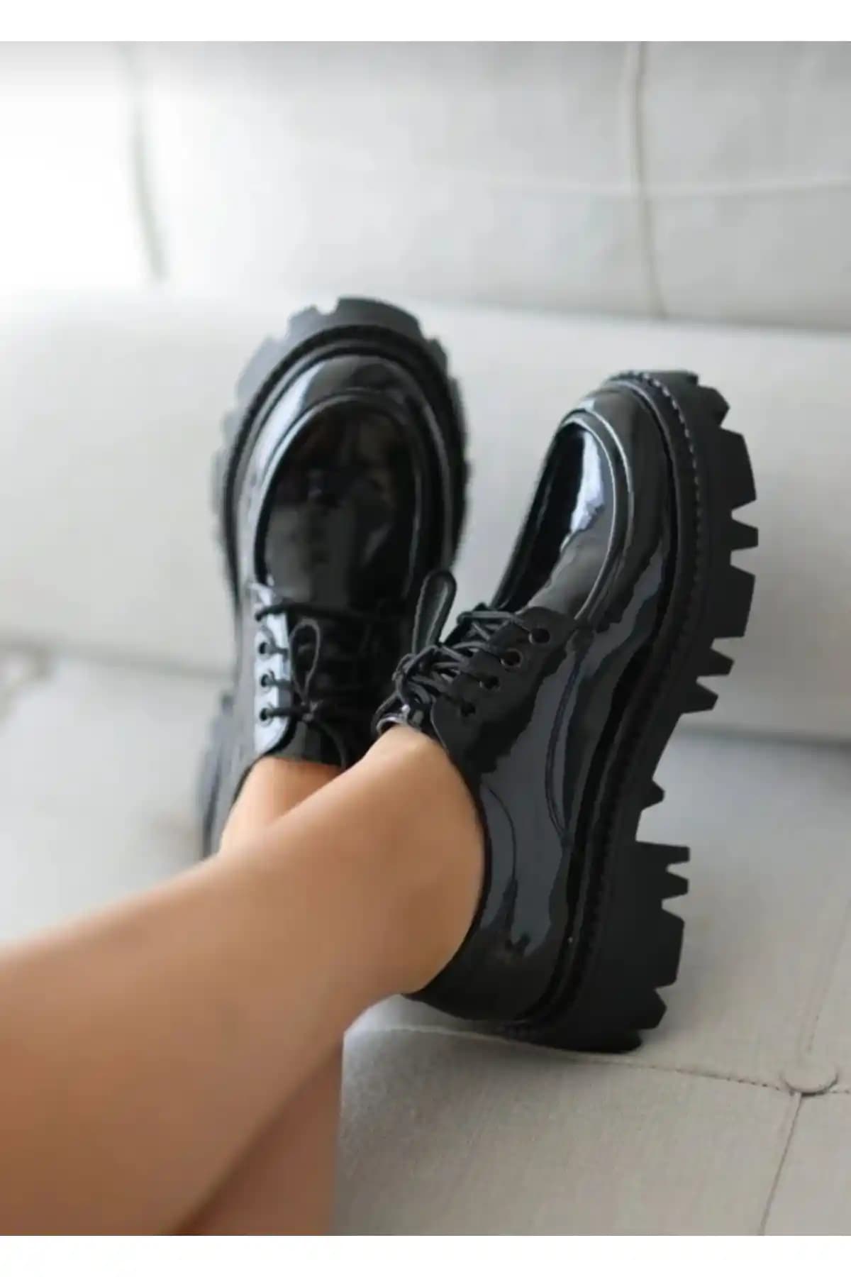 V.S.H Velvet Kadın Rugan Bağcıklı Loafer: Şıklık ve Konforu Bir Arada Sunan Modern Ayakkabı