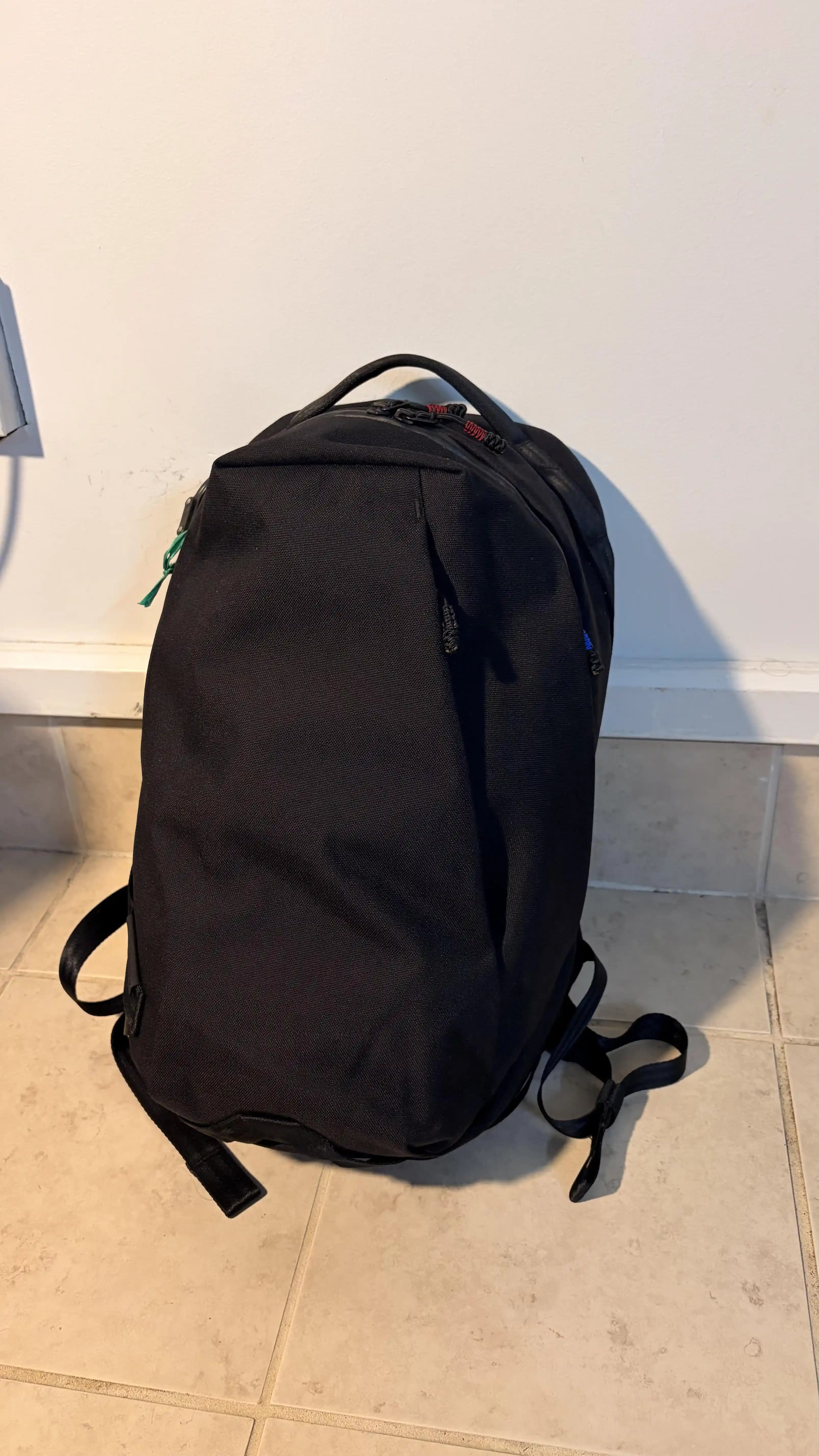 Able Carry Daily Plus Çantası: Dayanıklılık, Ergonomi ve Geniş İç Hacim Özellikleri