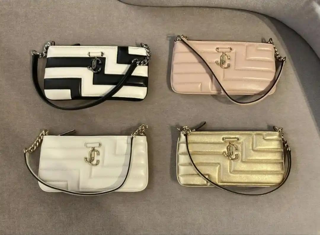 Annenize İlk Lüks Çantayı Hediye Etmek İçin Renk ve Marka Seçimi Rehberi