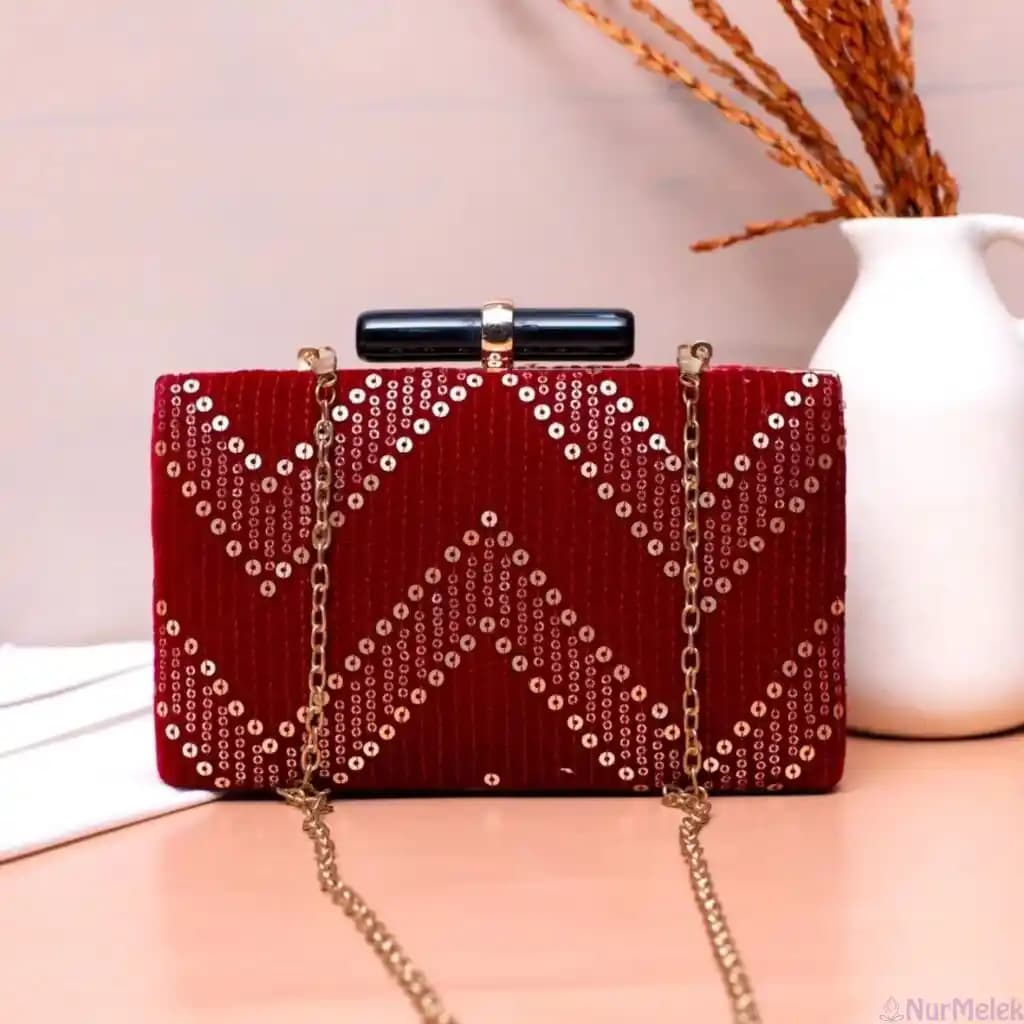 Büyük Boy Clutch Çantaların Moda ve Kullanım Zorlukları Üzerine Analiz