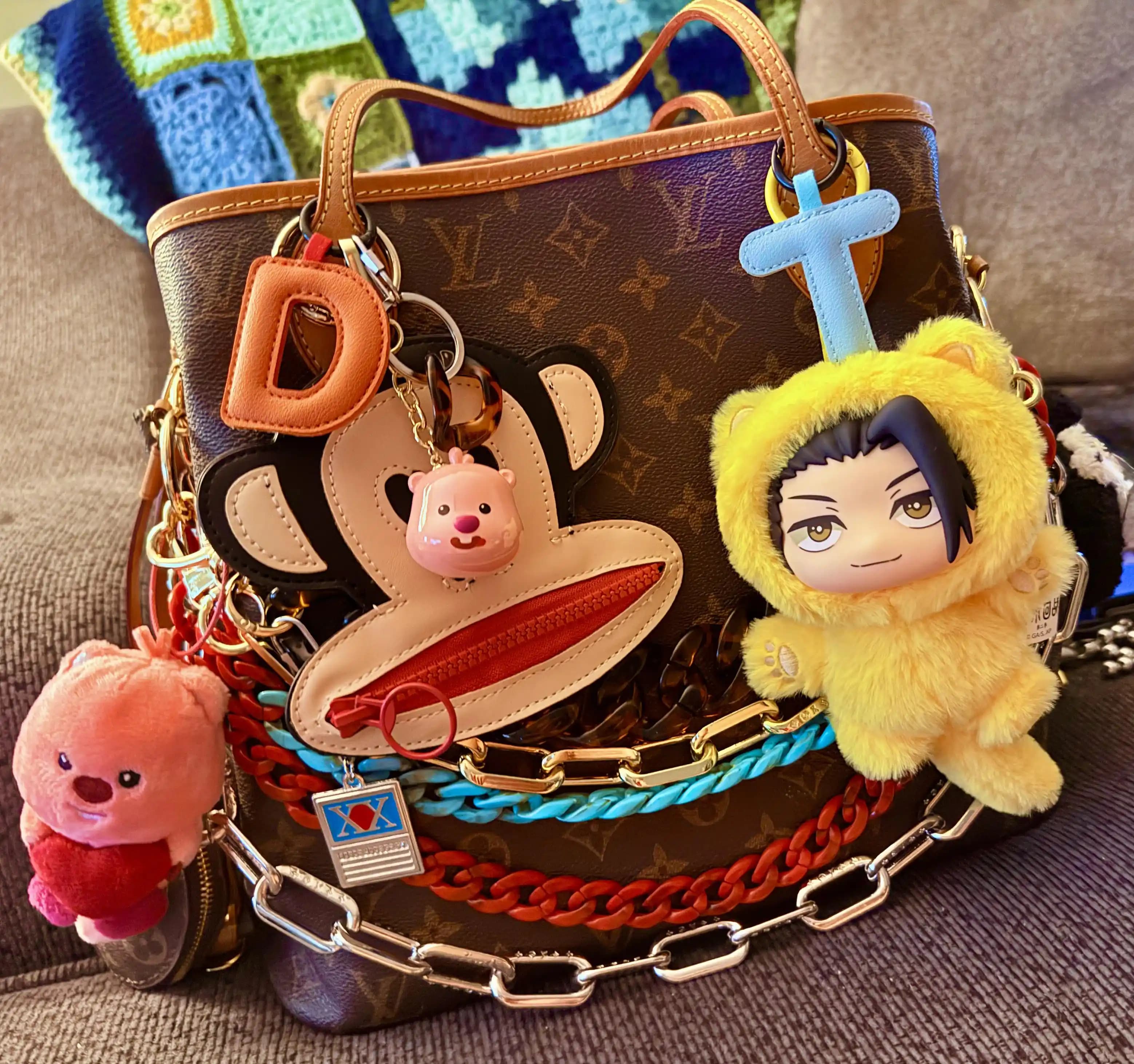 Çanta Aksesuarları: Kişiselleştirme ve Duygusal İfade Aracı Olarak Detaylar