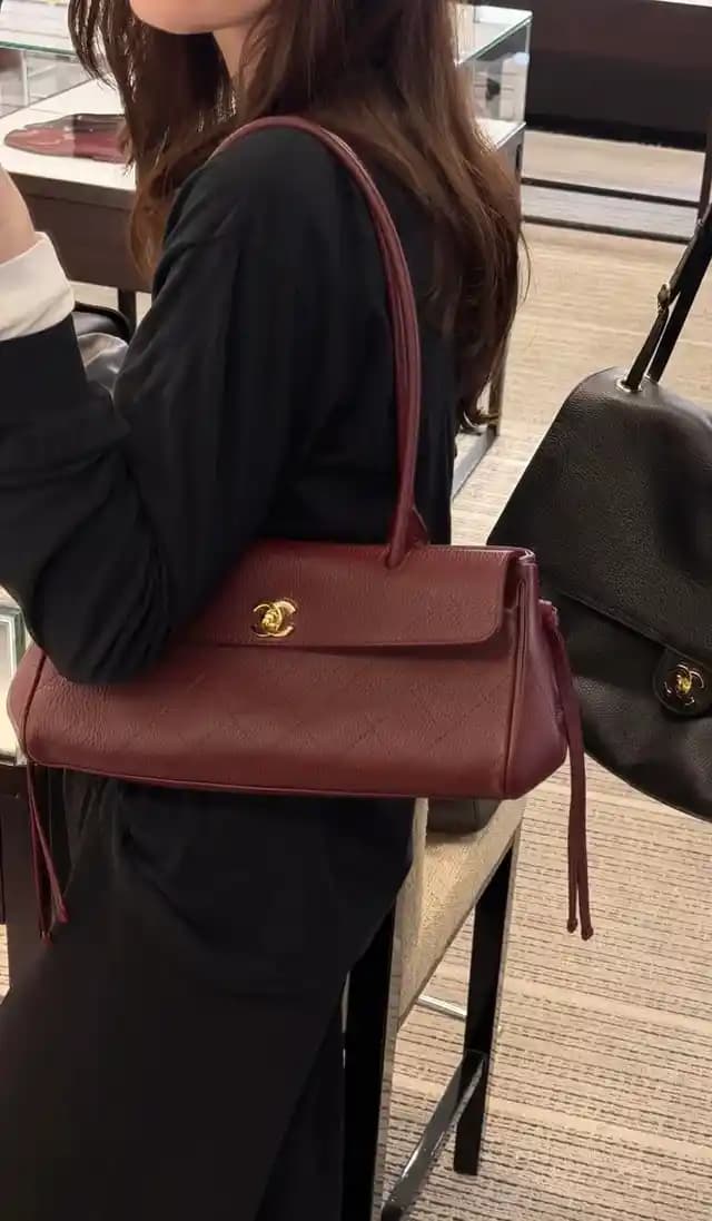 Chanel'in Yeni East-West Çantası: Tasarım ve Trend Üzerine Eleştirel Bir Bakış