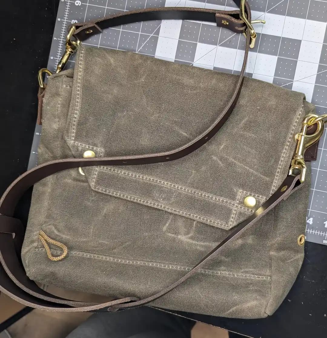 Frost River Archaeologist Satchel: Balmumlu Kanvas Erkek Çantası Özellikleri ve Kullanımı