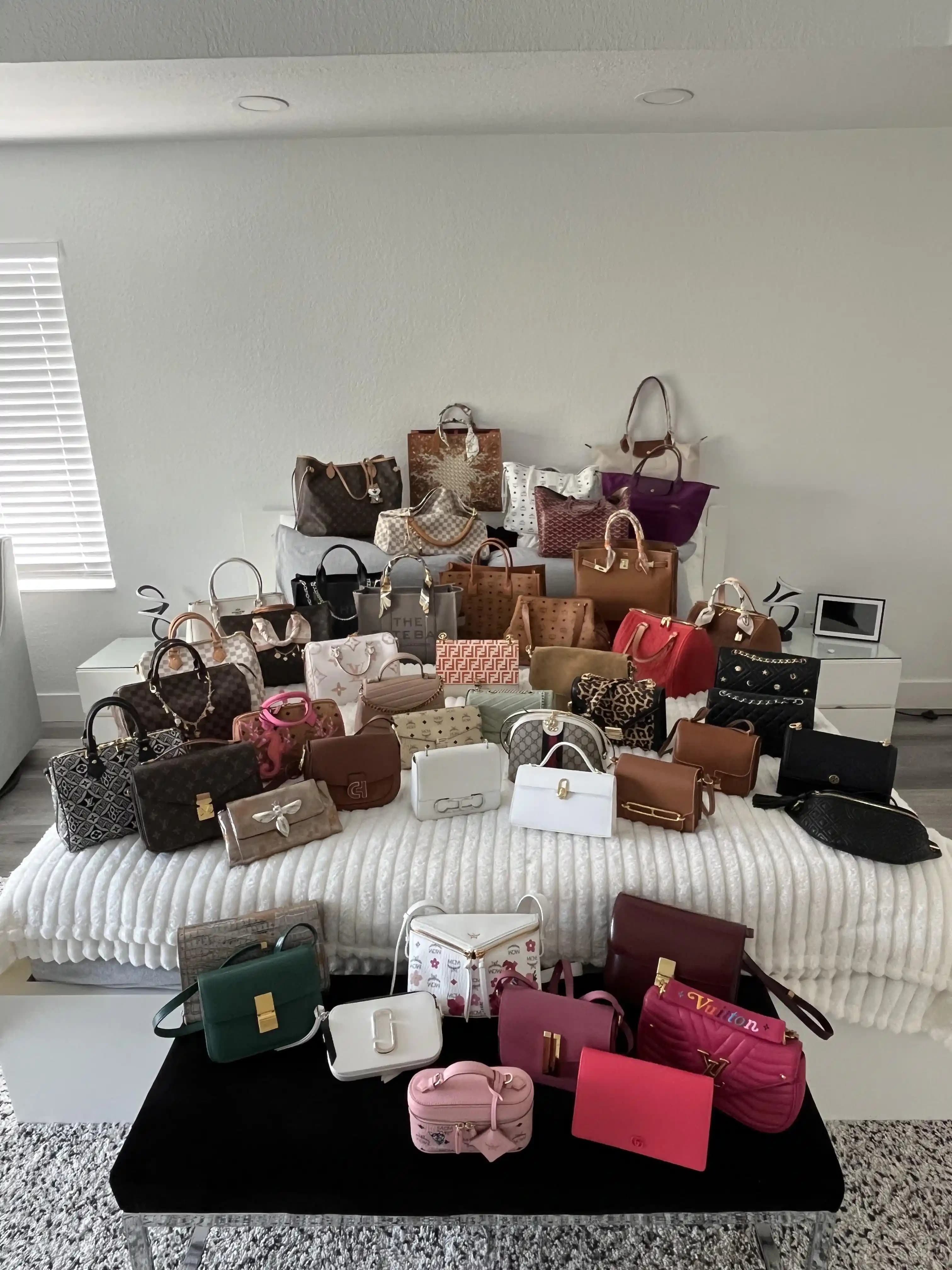 İki On Yıllık Çanta Koleksiyonu: Marka, Stil ve Renk Çeşitliliği Üzerine Detaylı İnceleme