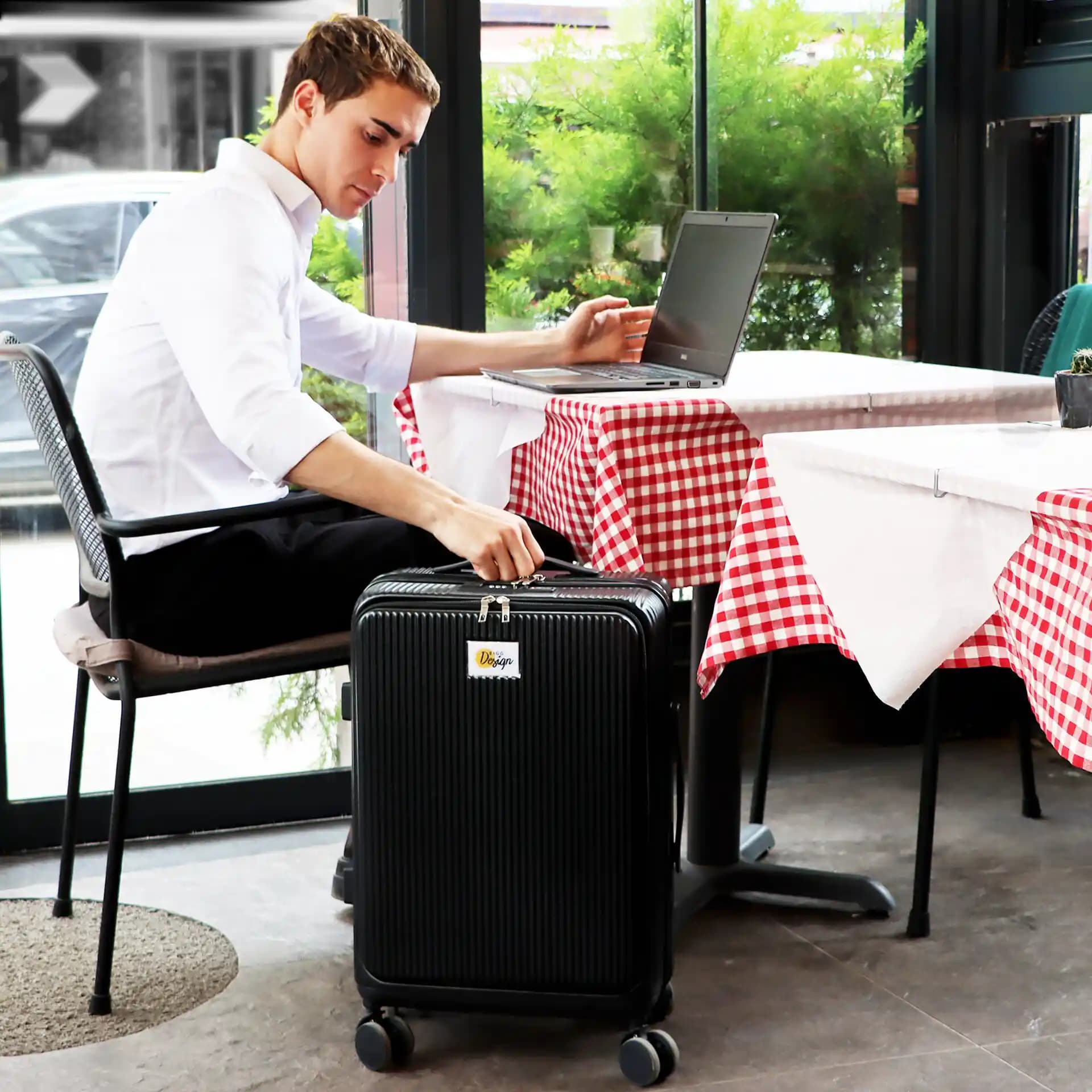 İş Seyahatlerinde Laptop Bölmeli Tekerlekli Kabin Çantalarının Avantajları ve Dezavantajları