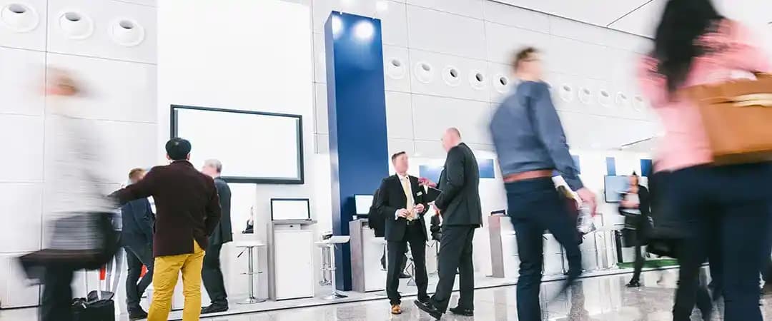 Konferans ve Fuar Günlerinde Ergonomik ve Fonksiyonel Sırt Çantası Seçimi