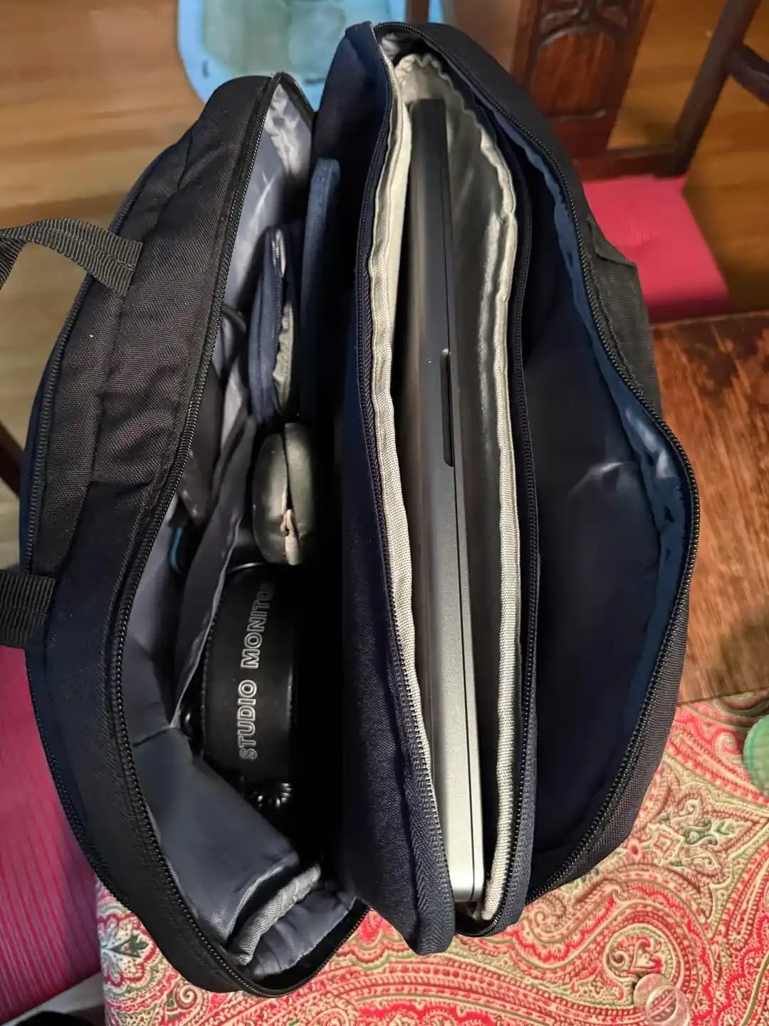 Laptop Çantası Seçiminde Fonksiyonellik ve Konforu Ön Planda Tutan Kapsamlı Rehber