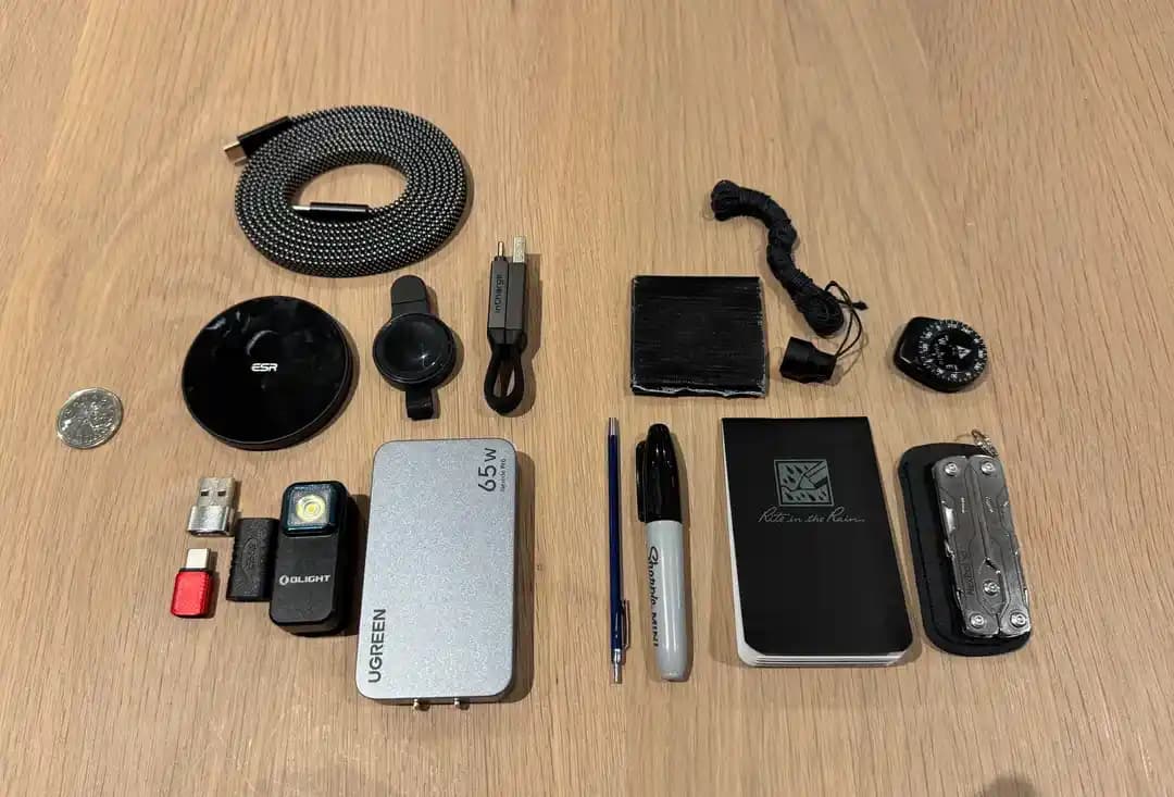 Micro Tech ve Gadget Kiti: Seyahat İçin Minimalist ve Fonksiyonel Teknoloji Düzeni