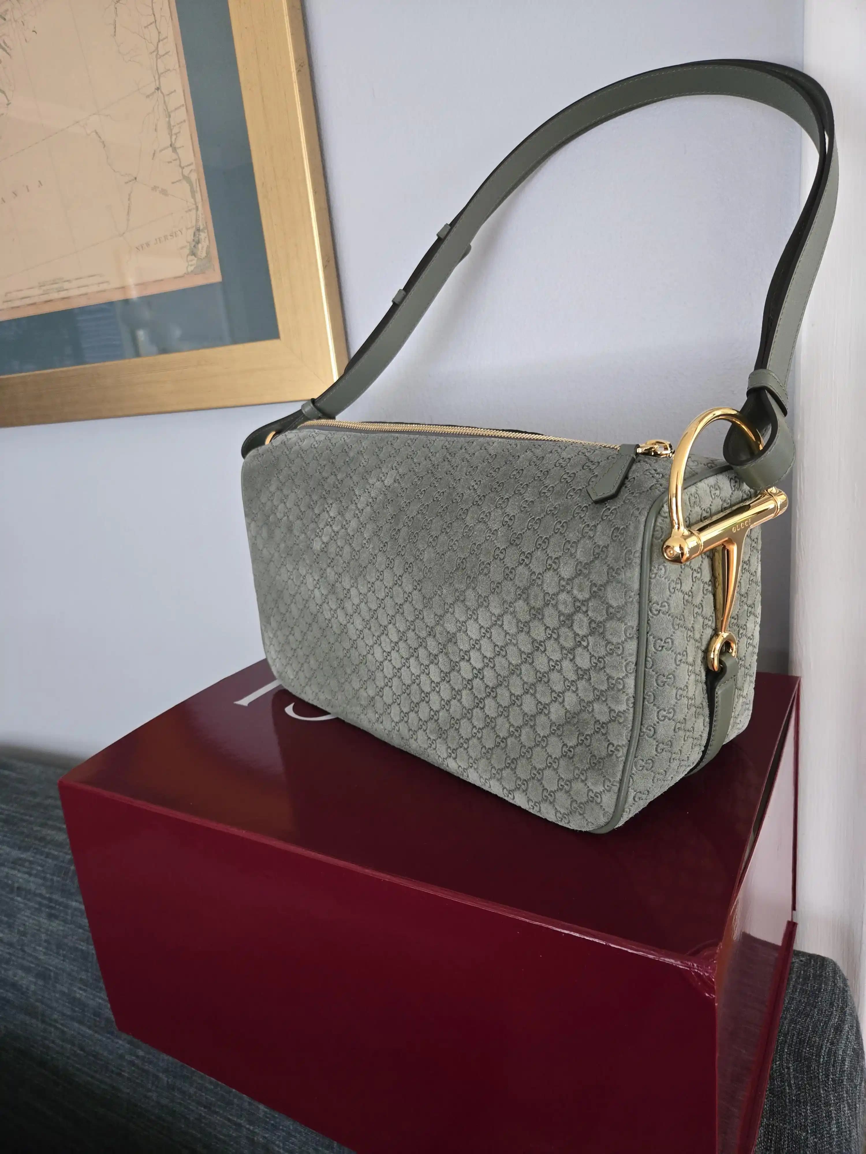 Sage Yeşili Süet Yarım Horsebit Omuz Çantası: Dayanıklı Tasarım ve Estetik Özellikler