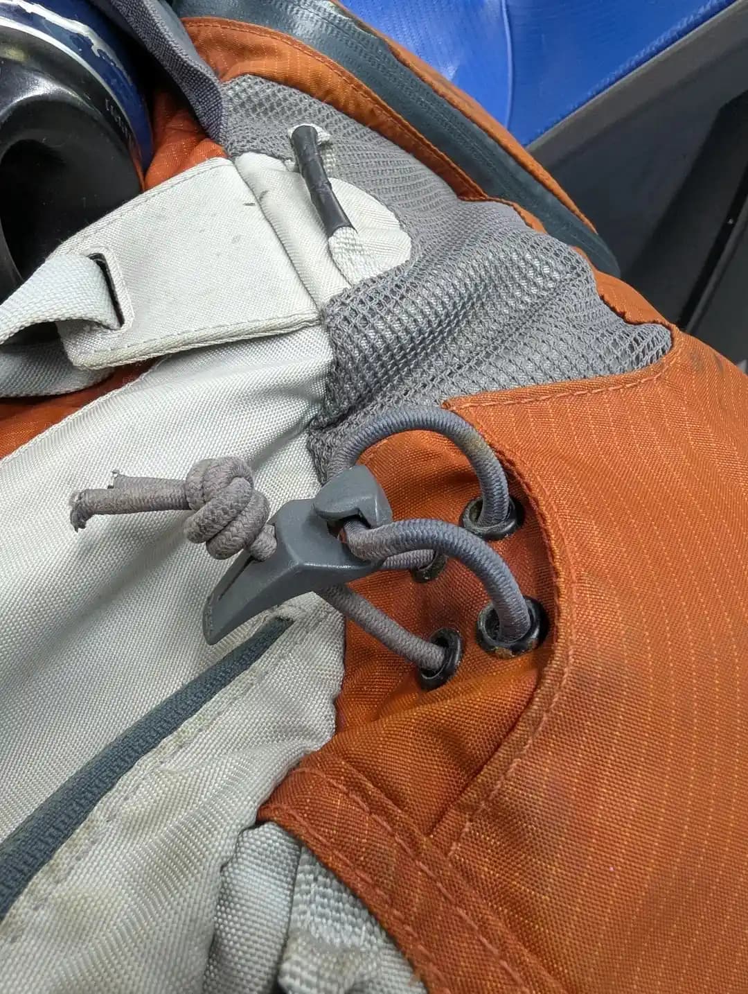 Sırt Çantalarında Cinch Kayışı: Trekking Sopaları ve Çok Yönlü Kullanım Alanları