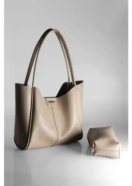 Kadın Büyük Boy Makyaj ve Deri Çanta Karşılaştırması: Tasarım, Kullanım ve Özellikler