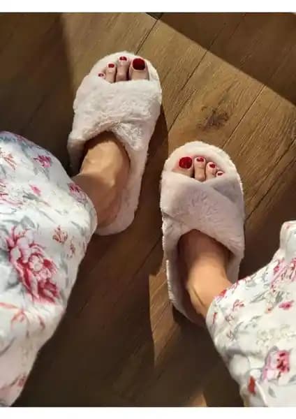 Kadın Ev Terliği Karşılaştırması: Tüylü ve Ortopedik Modellerin Özellikleri