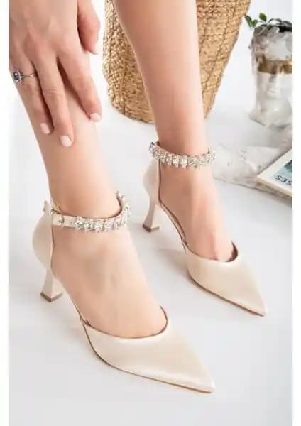 Kadın Topuklu Ayakkabıları Karşılaştırması: Şık ve Konforlu Modellerin Detayları