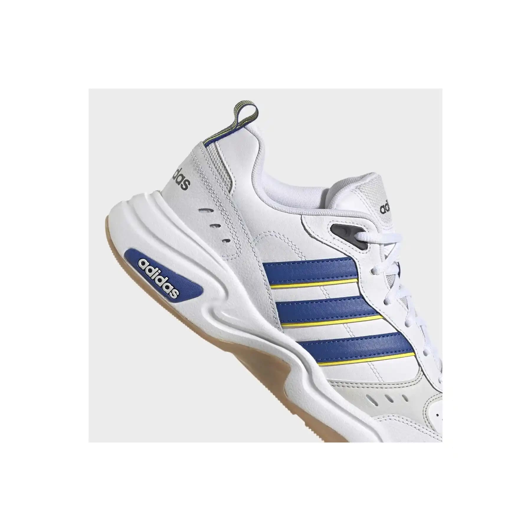 Adidas Beyaz Fileli Ayakkabı: Şıklık ve Konforun Modern Buluşması