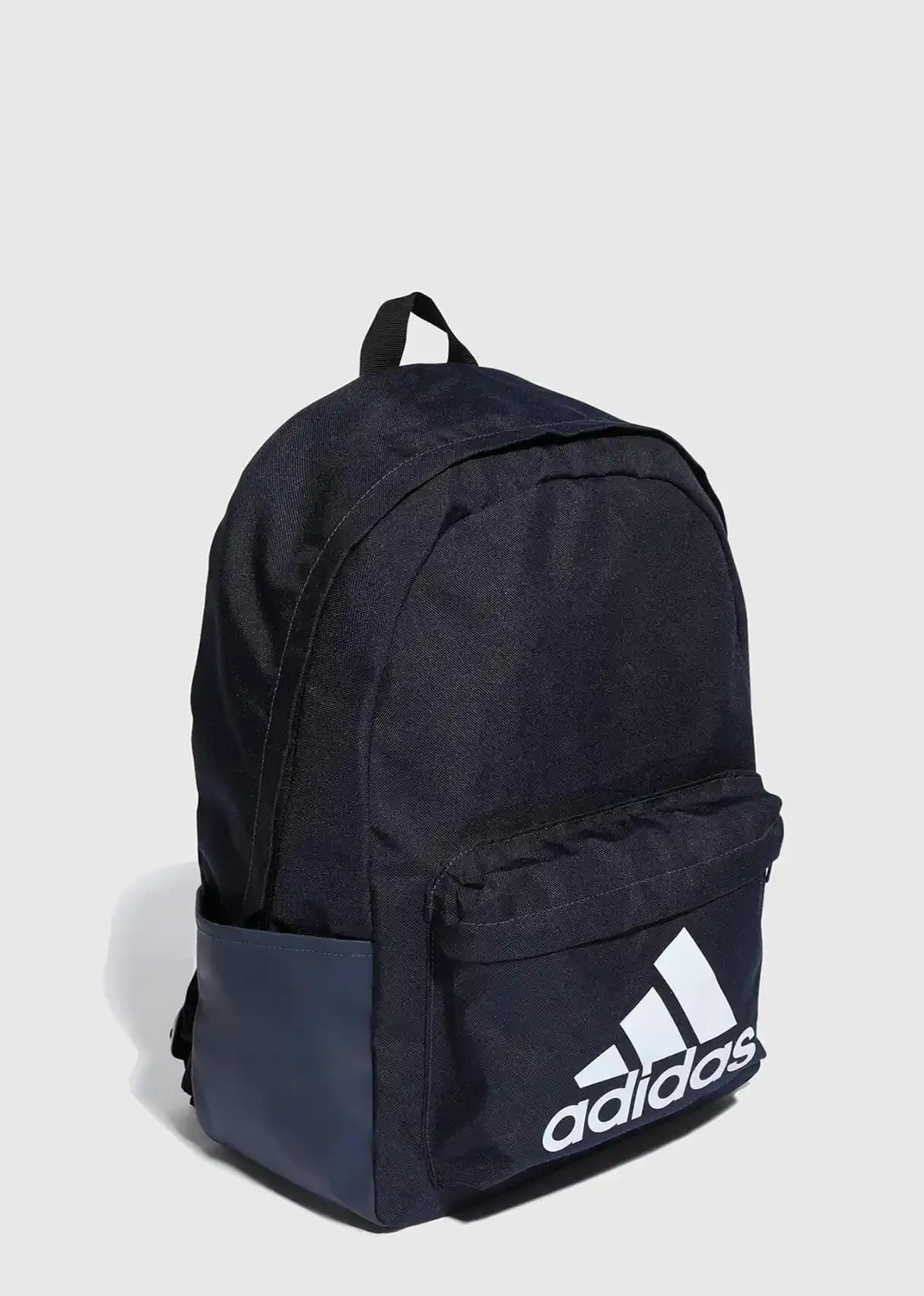 Adidas Erkek Sırt Çantaları: Şıklık ve İşlevselliğin Modern Buluşması