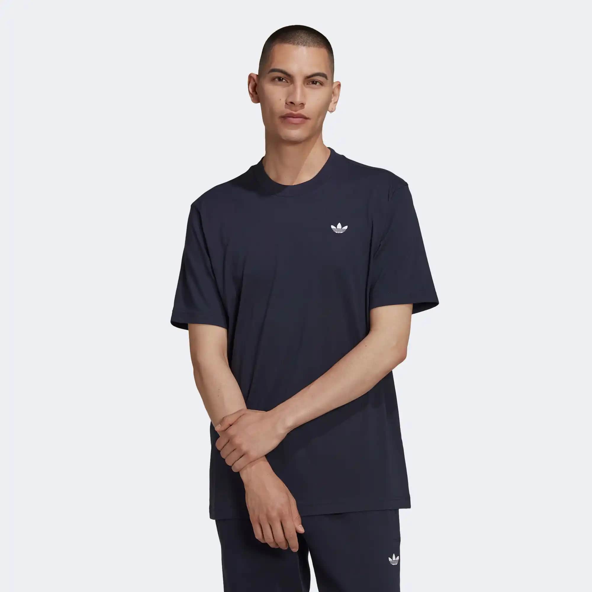 Adidas Erkek Tişörtleri: Konfor ve Şıklığı Bir Arada Sunan Modern Modeller