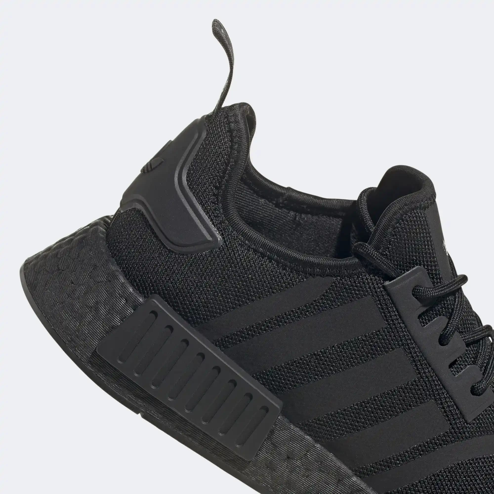 Adidas NMD R1 Erkek Spor Ayakkabısı Modern Tasarım ve Yüksek Konfor Sunar