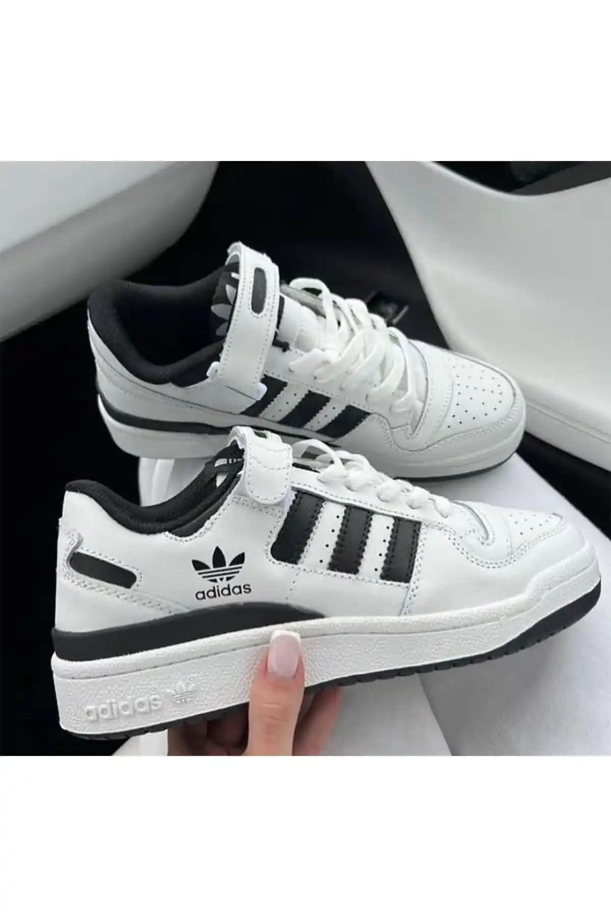 Adidas Siyah Beyaz Spor Ayakkabılar: Şıklık ve Performansı Bir Arada Sunar