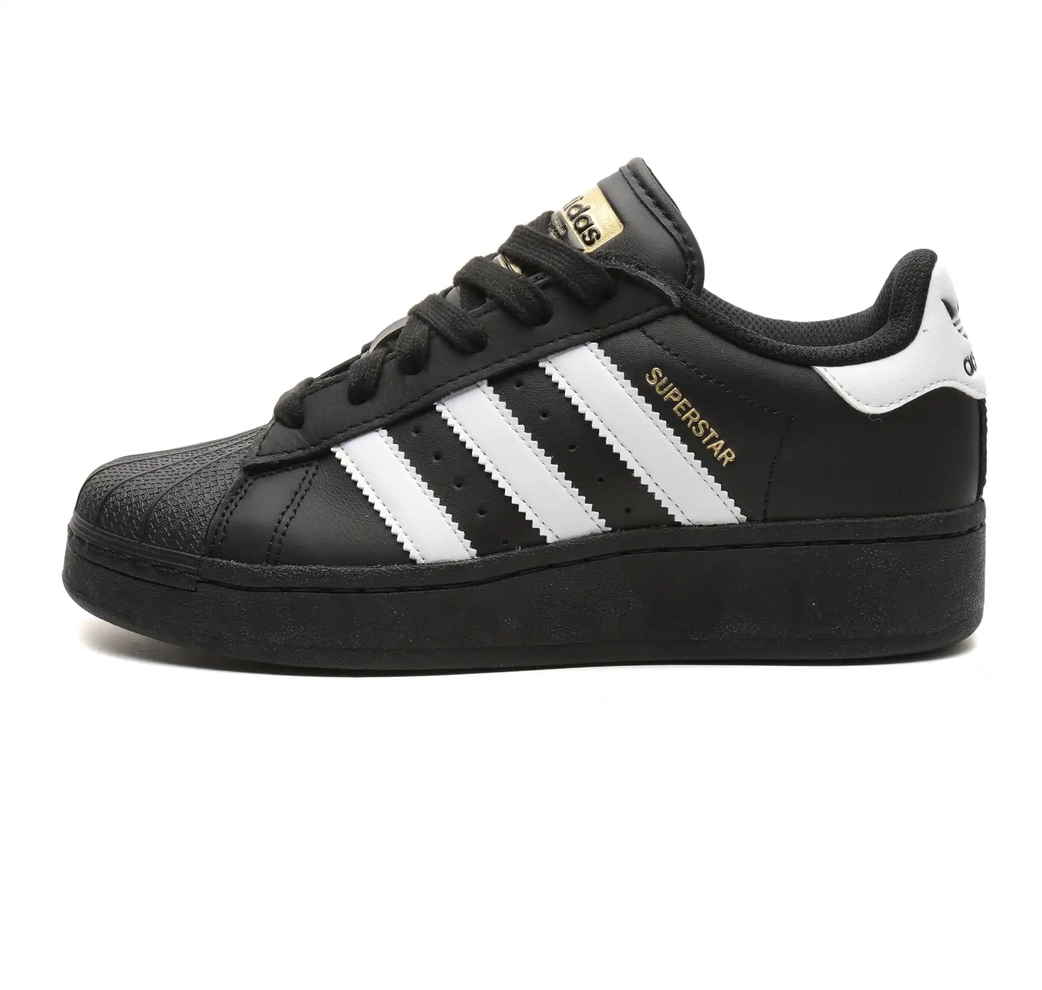 Adidas Superstar Ayakkabıları: Moda ve Fonksiyonun Birleştiği İkonik Tasarım