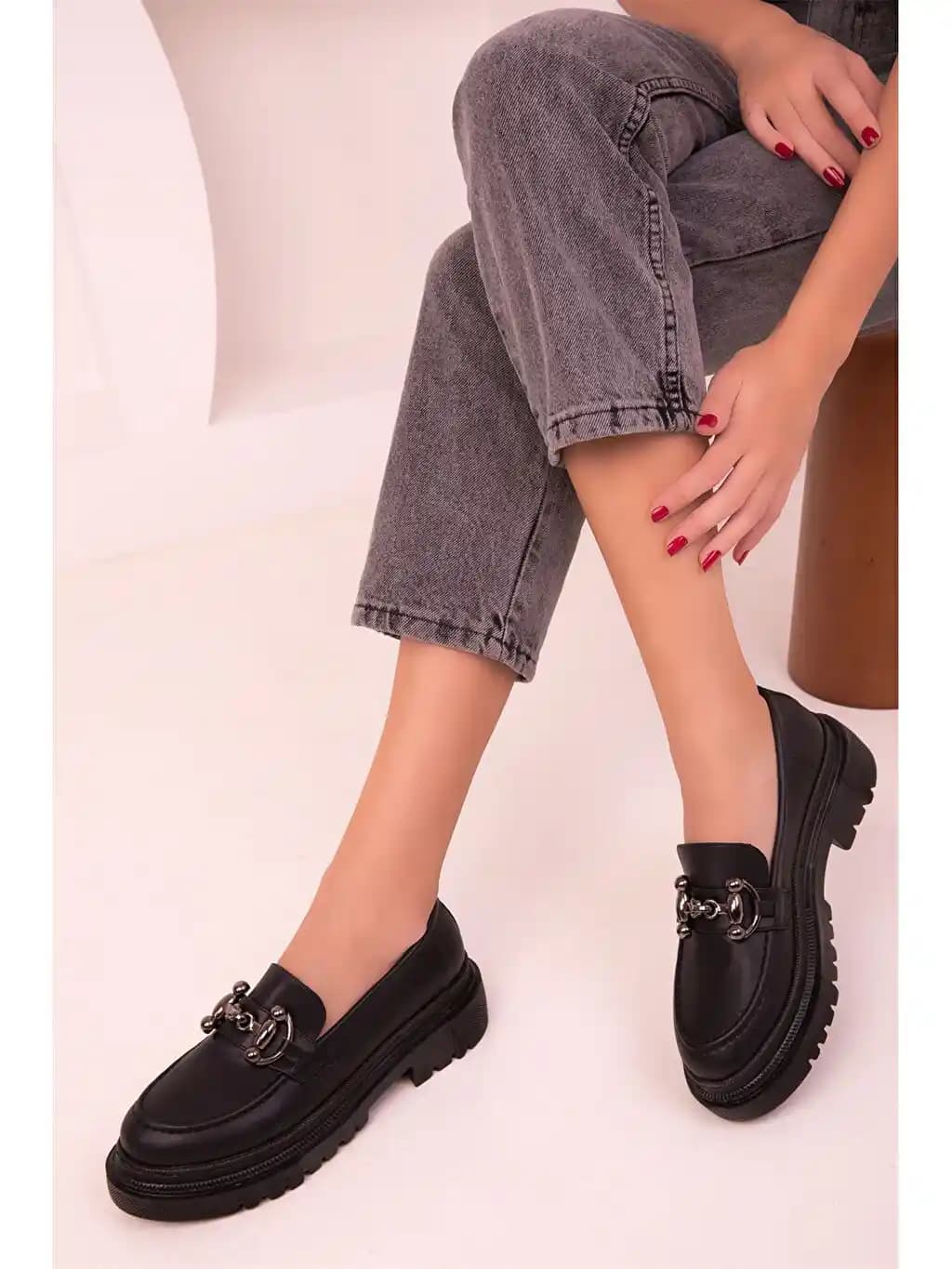 Altı Kalın Ayakkabılar: Konfor ve Şıklığı Bir Arada Sunan Güncel Trendler