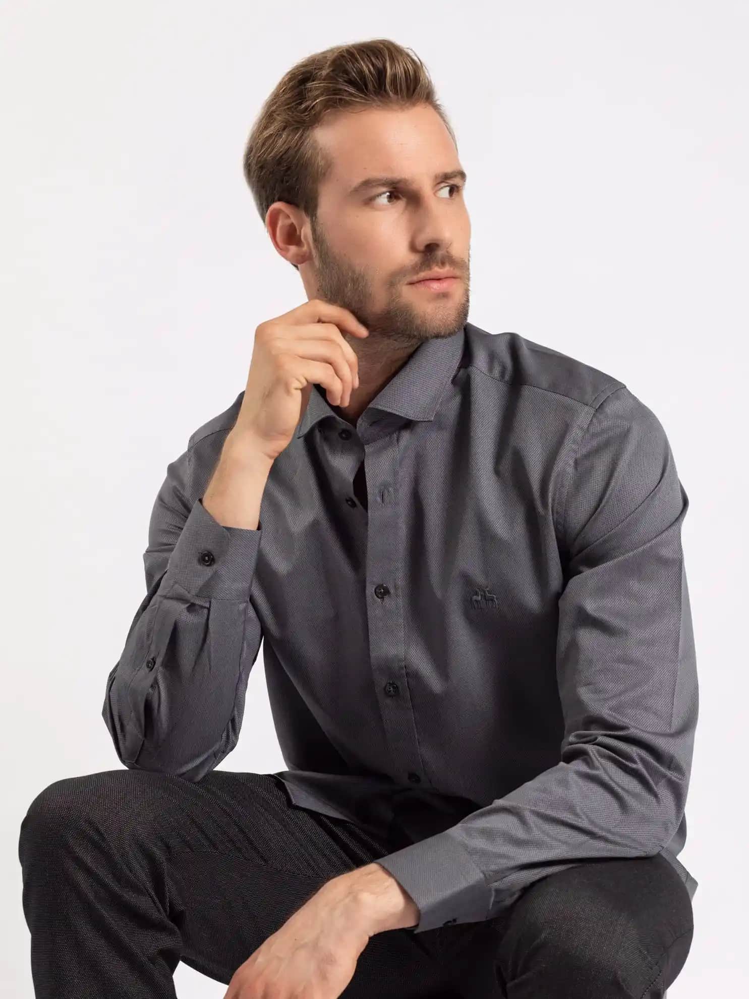 Antrasit Gömlek Erkek Modasında Şıklık ve Çok Yönlülüğün Modern Yansıması