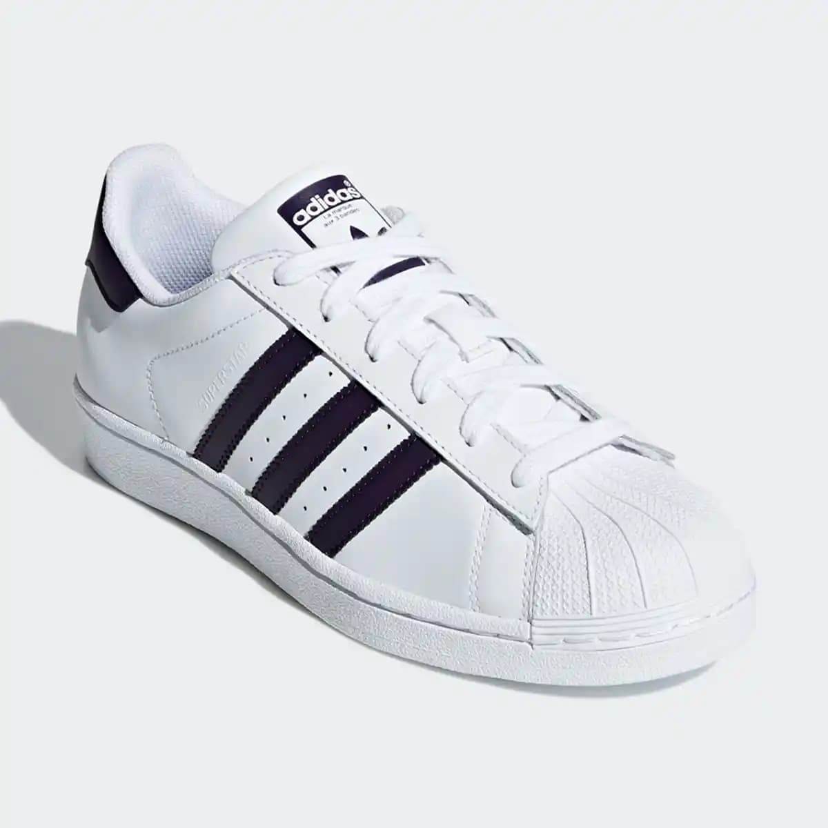 Beyaz Adidas Süperstar: Zamanın Ötesinde Bir Moda İkonu ve Stil Temsilcisi