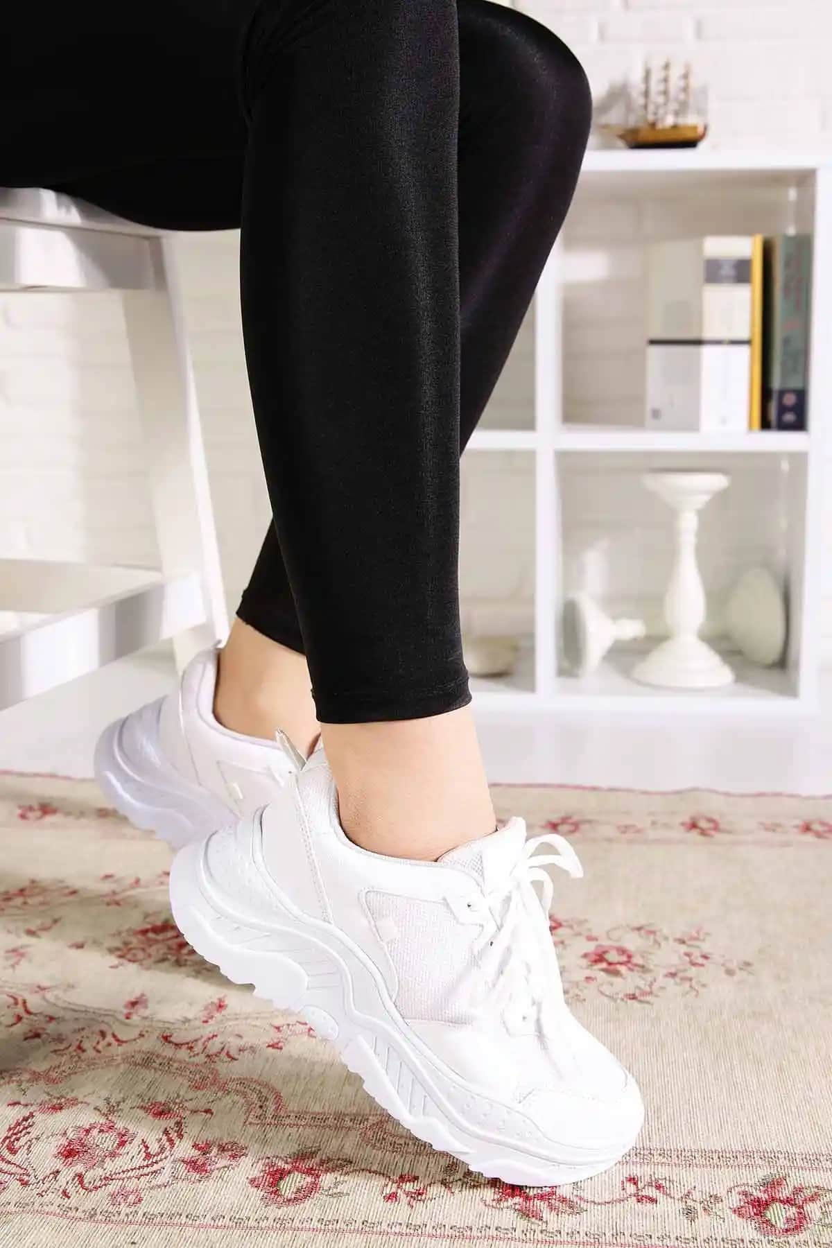 Beyaz Bayan Ayakkabıları: Modeller, Kombinasyonlar ve Bakım İpuçları