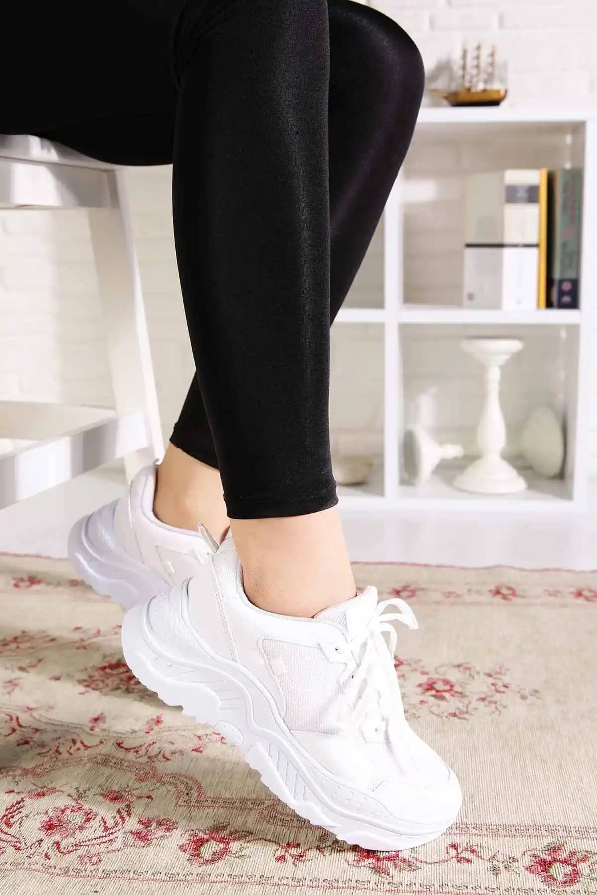 Beyaz Bayan Ayakkabıları: Modeller, Kombinasyonlar ve Bakım İpuçları