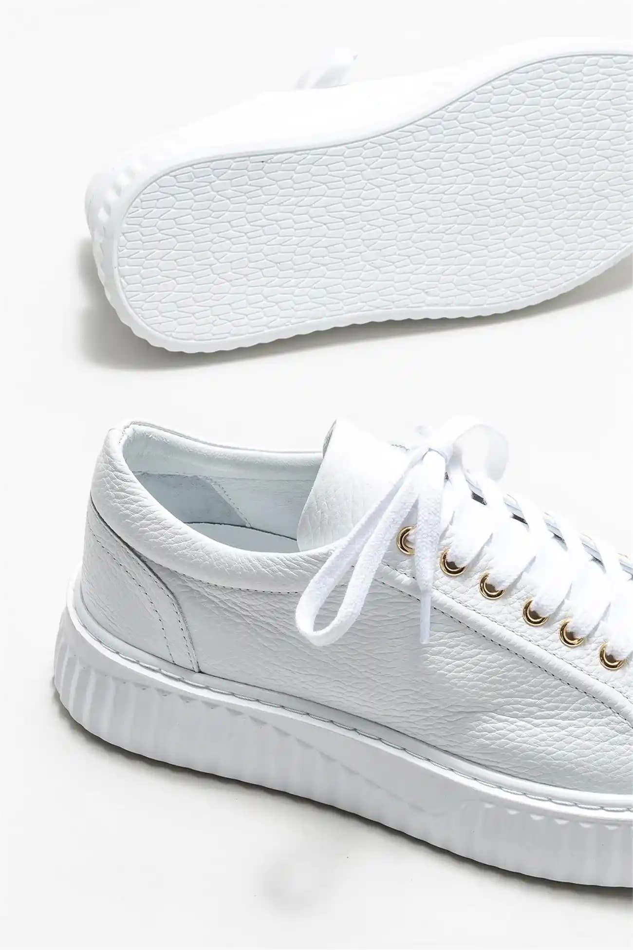 Beyaz Deri Spor Ayakkabılar: Şıklık ve Konforun Birleştiği Güncel Trendler