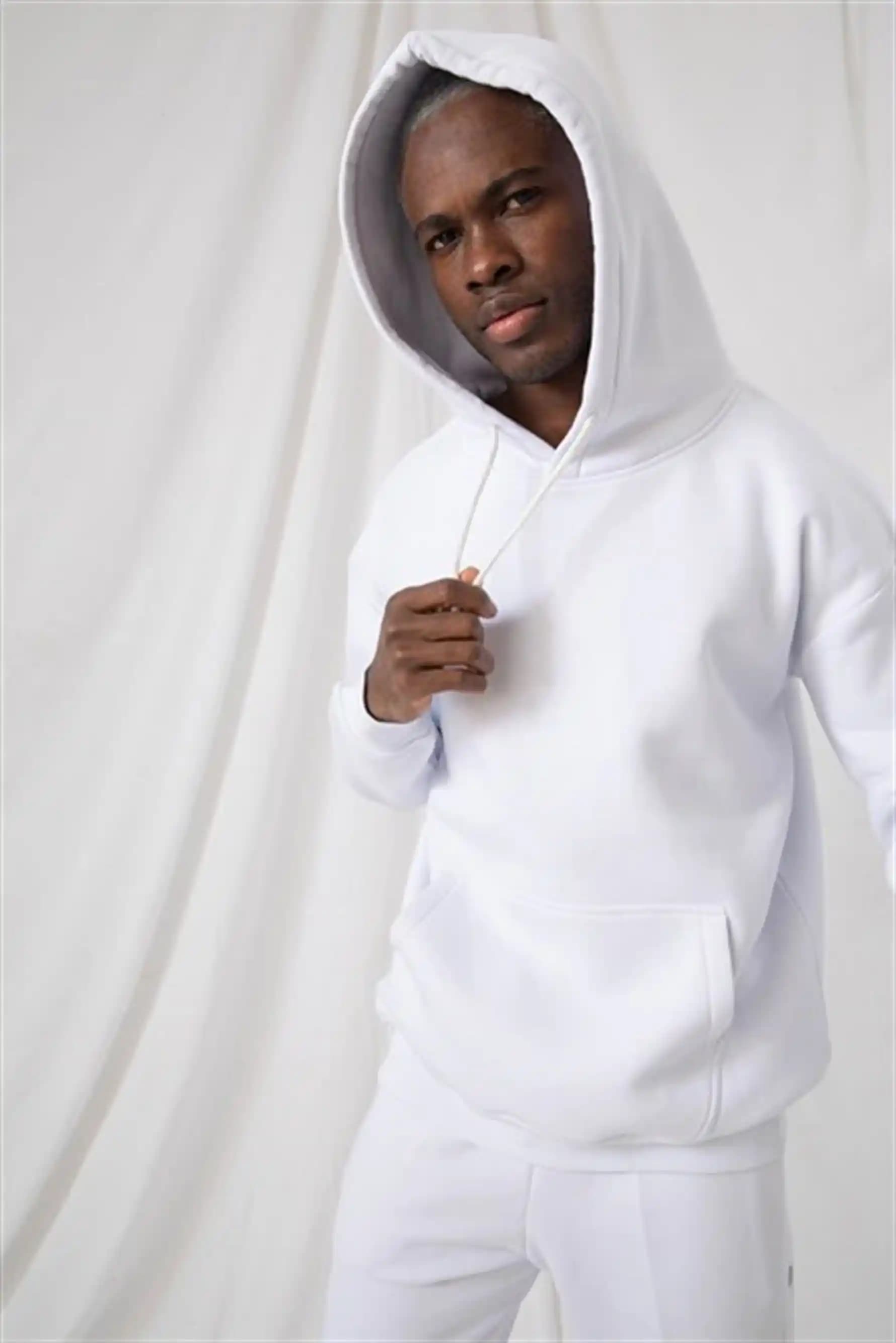 Beyaz Erkek Hoodie Modası: Rahatlık ve Şıklığın Mükemmel Birleşimi