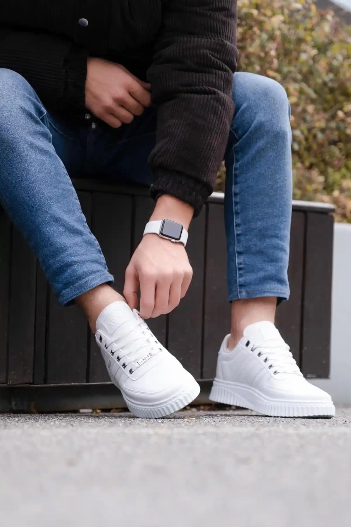 Beyaz Erkek Sneaker Modelleri ve Trendleri: Şıklık ve Konforun Buluşması