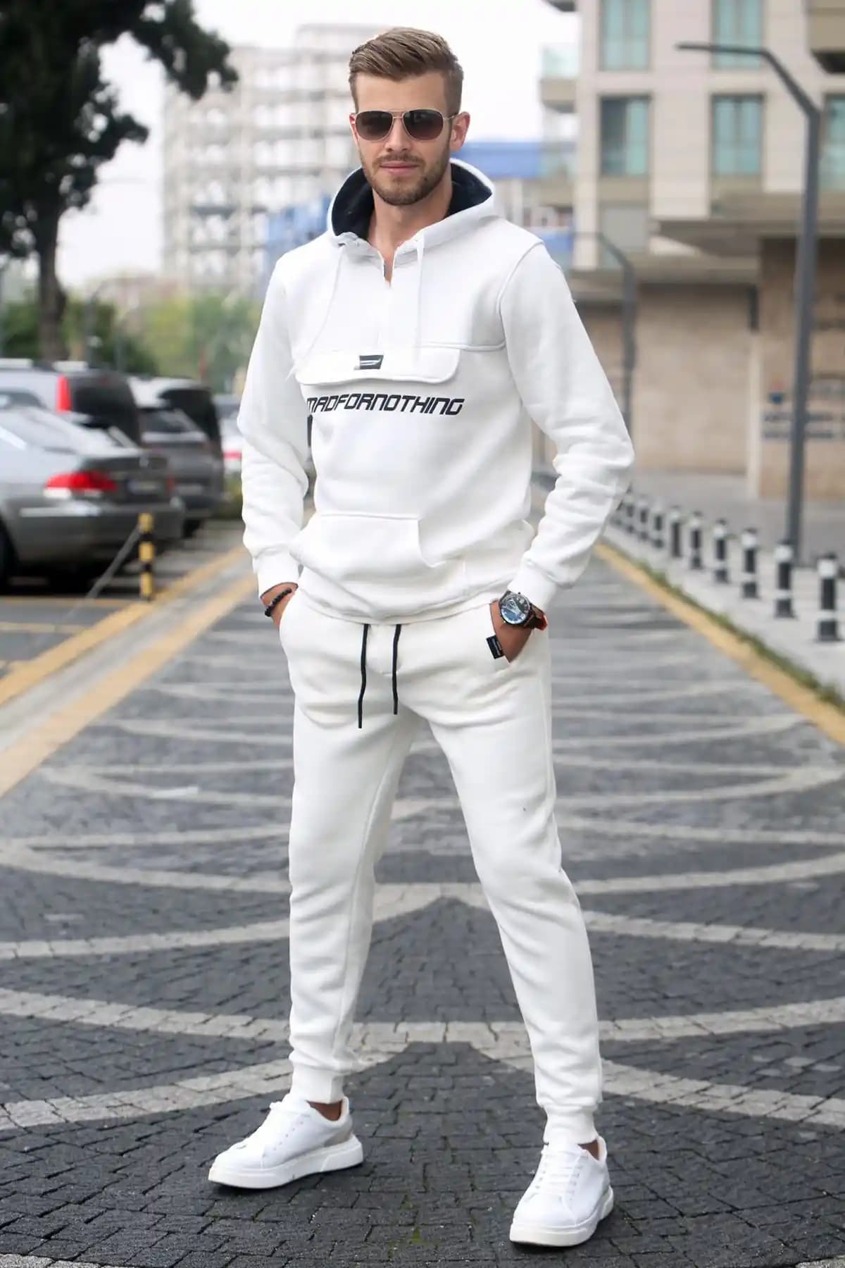 Beyaz Eşofman Takımı Modası: Rahatlık ve Şıklığın Günlük Kombinlerde Yeri