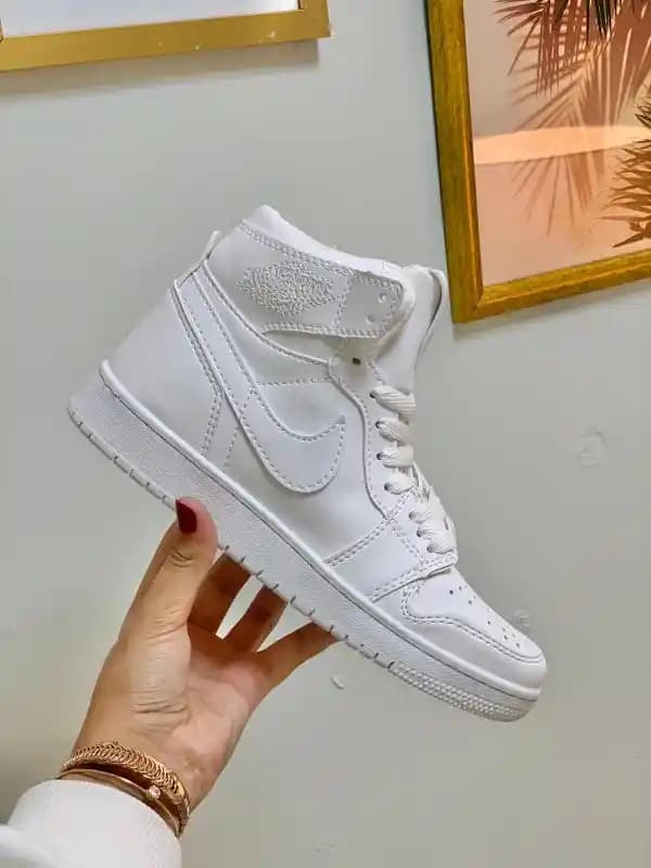 Beyaz Jordan Ayakkabılarla Tarzınızı Yükseltin: Konfor ve Şıklığın Buluştuğu Nokta