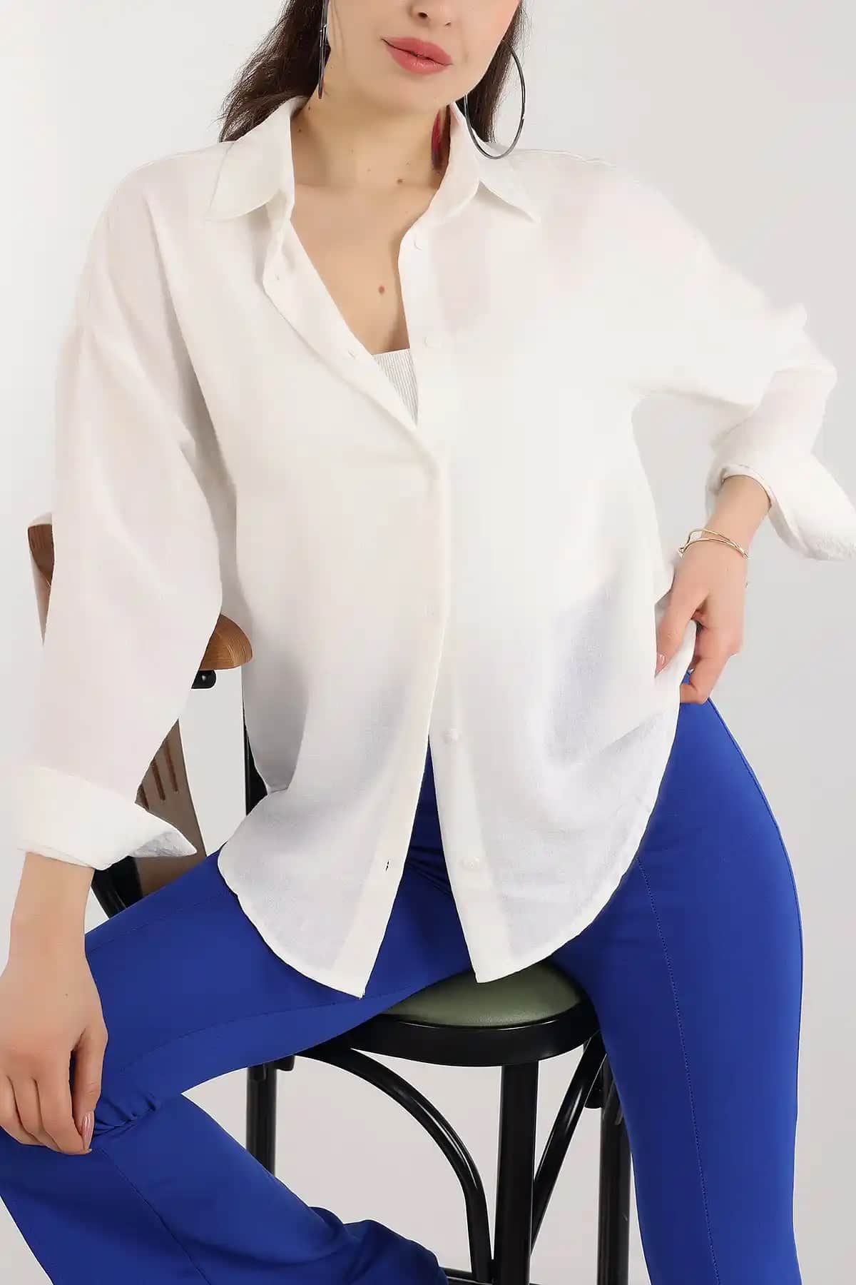 Beyaz Kadın Gömlekleri: Modanın Vazgeçilmez Parçası ve Kombin Önerileri